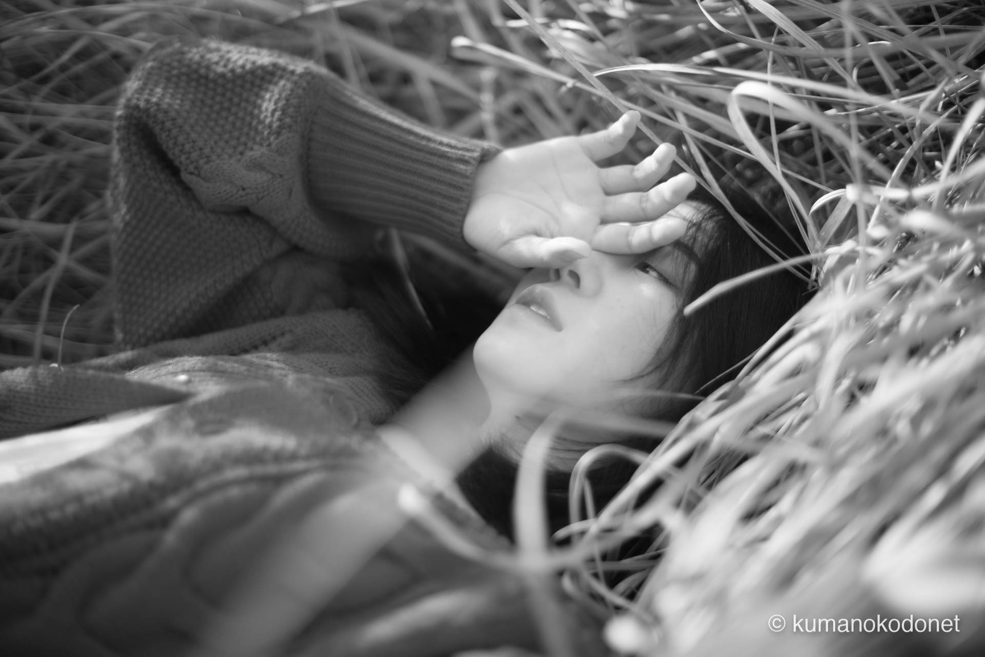 桑ノ木の滝入口のススキの原に横たわる女性。幻想的なモノクローム・ポートレート。| Shingu, Wakayama | SONY α7 | 2019