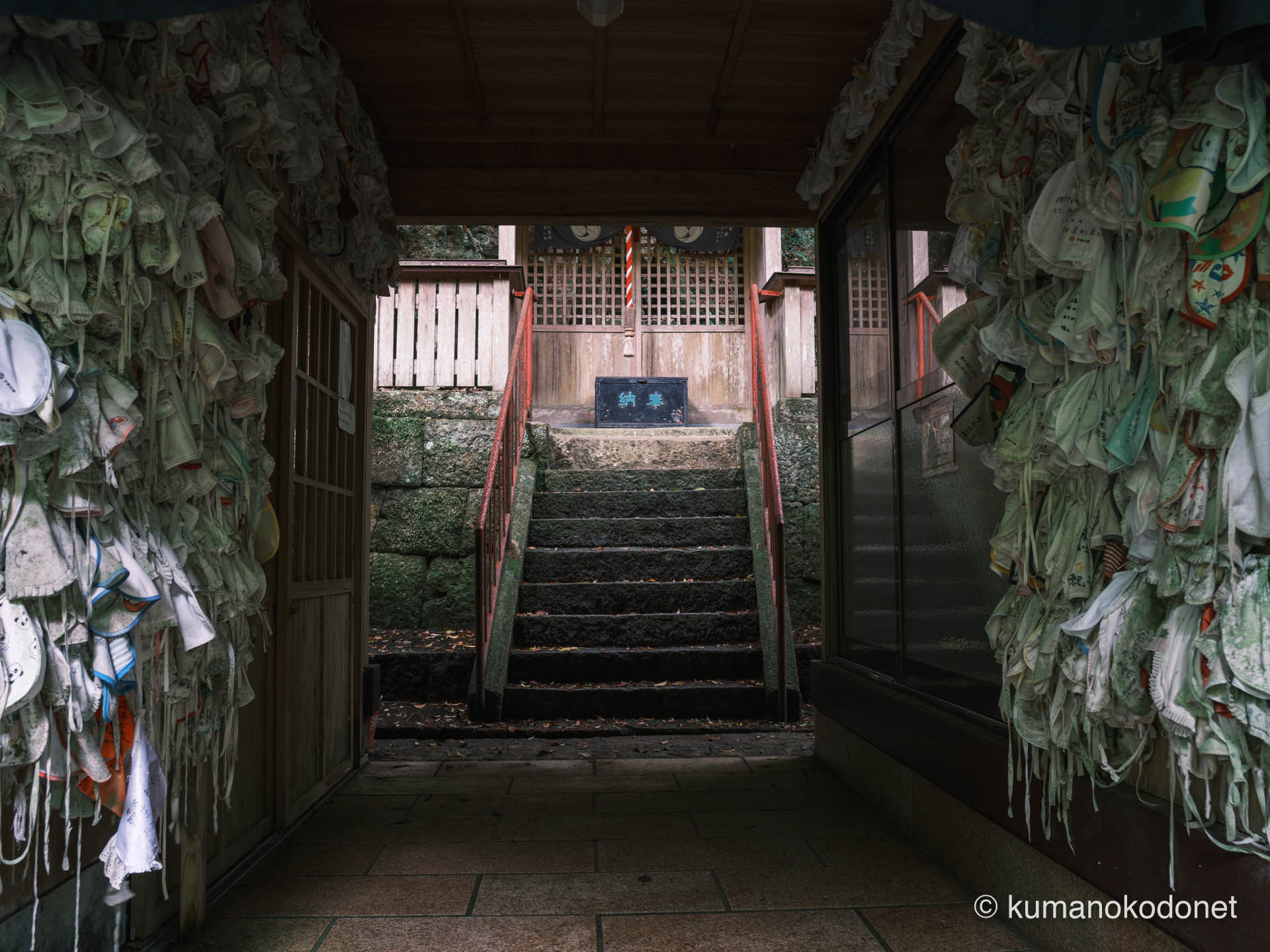 神内神社 | 安産を願い拝殿に奉納された無数のよだれかけ(スタイ) | 三重県紀宝町 | 2026 | KVA | kumanokodonet