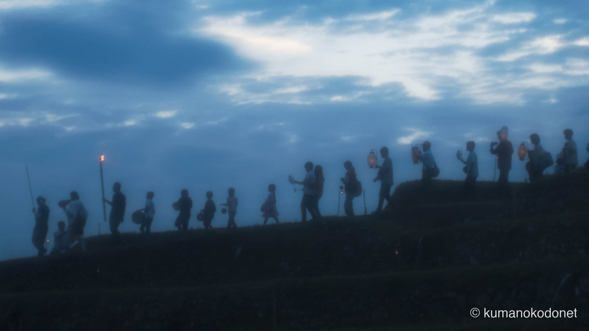 丸山千枚田をゆく、虫おくりの松明の行列。夕闇の棚田に浮かび上がる幻想的な光景。| Maruyama Senmaida, Kumano City, Mie | SONY α7 | 2025