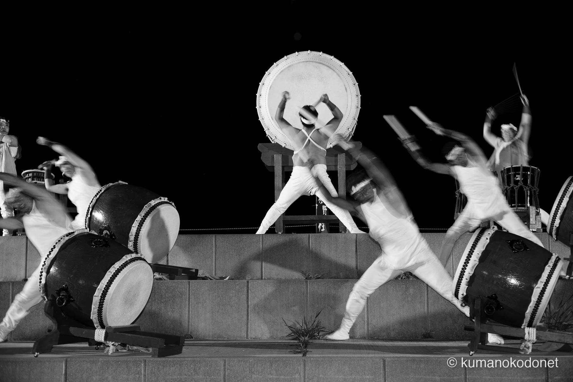 佐野柱松の舞台で打ち鳴らされる、迫力ある熊野水軍太鼓の演舞。| Shingu, Wakayama | SONY α7 | 2025