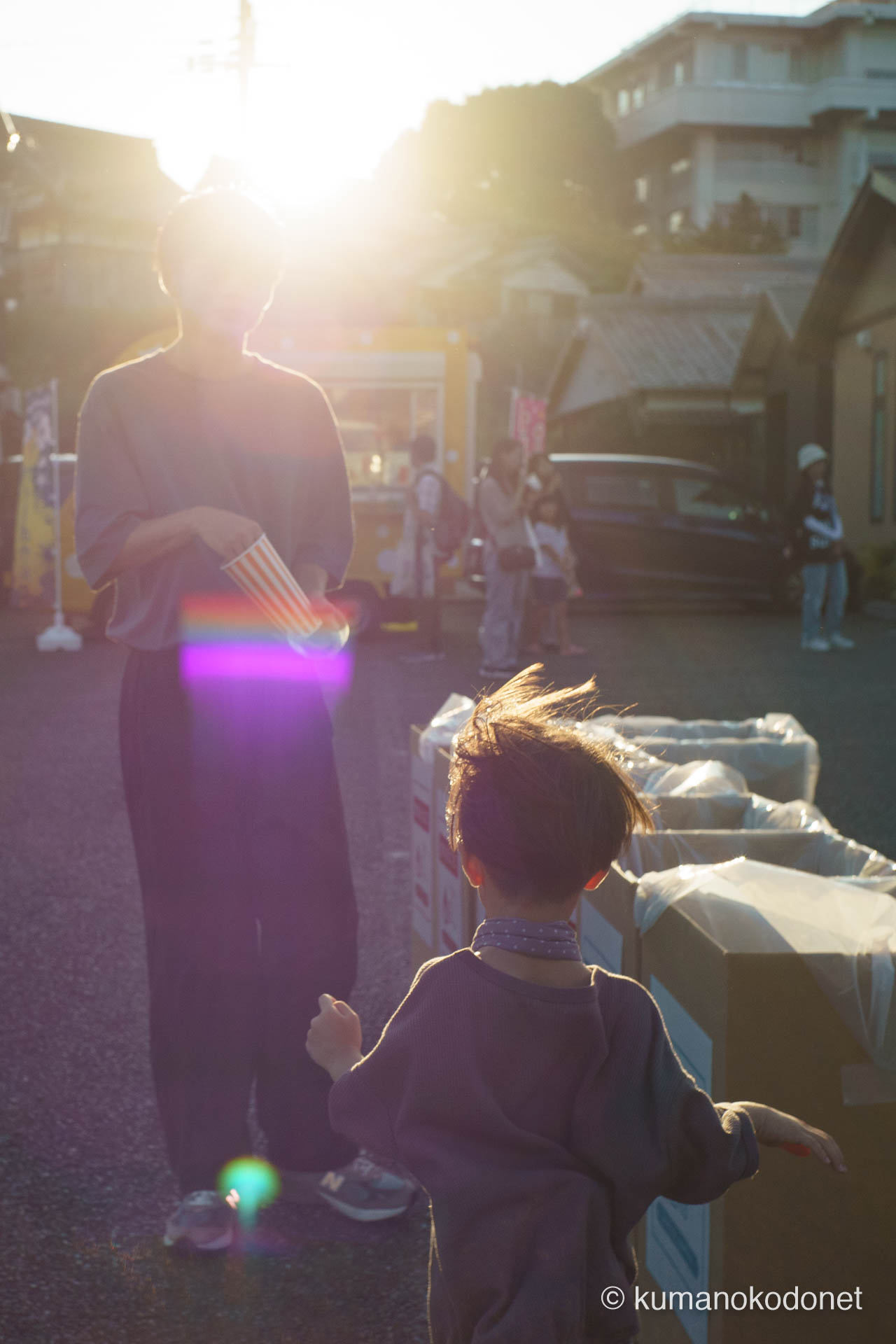 新宮の穏やかな光の中で、母と子が触れ合う逆光の美しい情景。| Shingu, Wakayama | SONY α7 | 2025