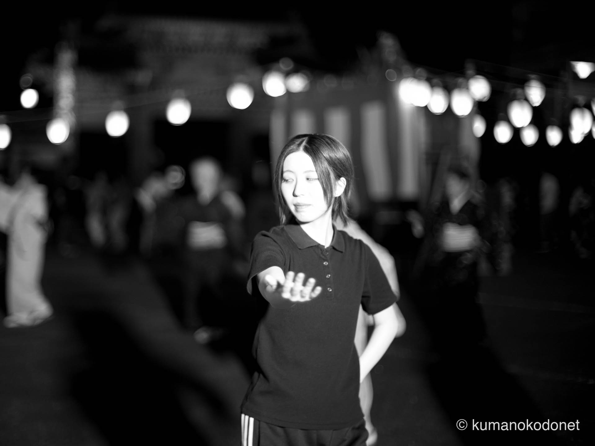 徐福盆踊り大会。提灯の明かりの下、軽やかに舞い踊る若い女性の姿。| Shingu, Wakayama | SONY α7 | 2025