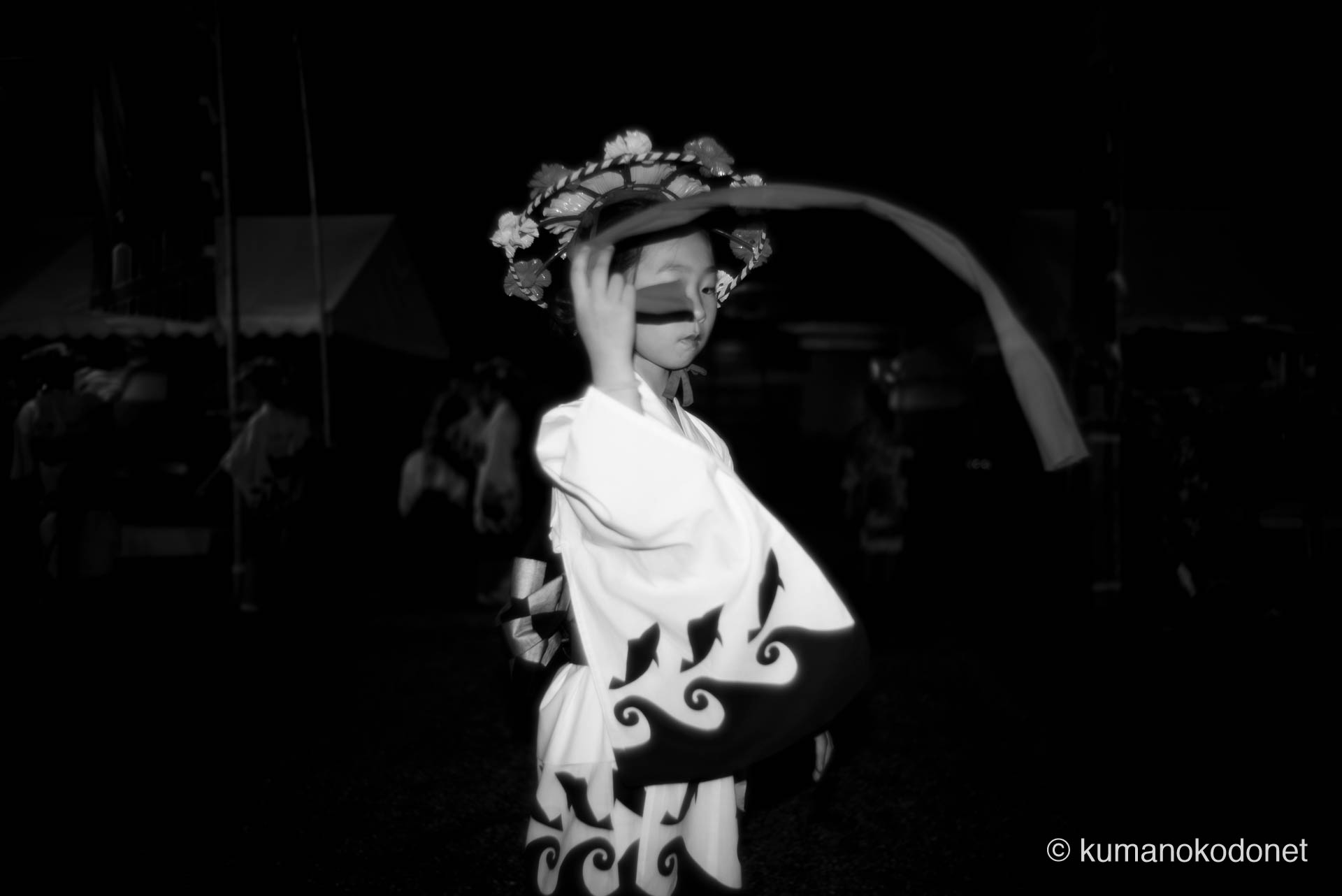 勝浦八幡神社例大祭で、凛とした表情で子供手踊りを披露する少女。| Katsuura Hachiman Jinja, Nachikatsuura, Wakayama | SONY α7 | 2025