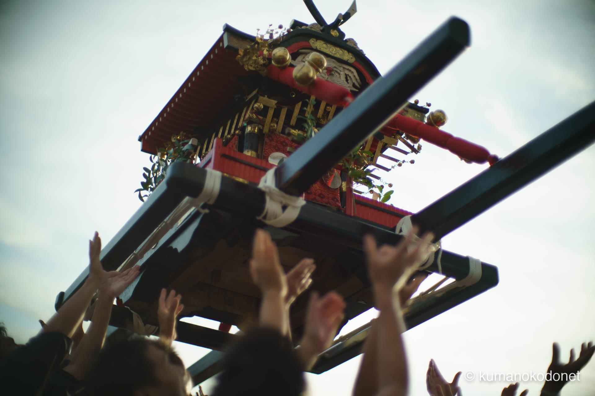 勝浦八幡神社例大祭、威勢の良い掛け声とともに神輿が力強く持ち上がる瞬間。| Katsuura Hachiman Jinja, Nachikatsuura, Wakayama | SONY α7 | 2025
