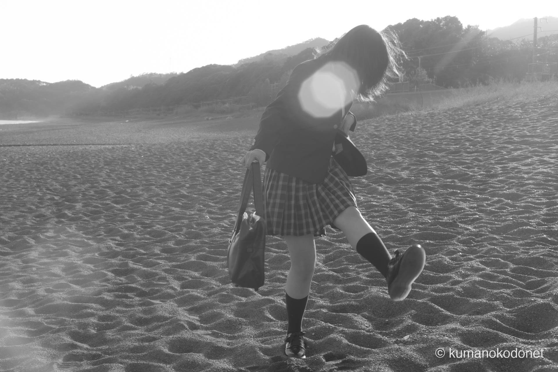 新宮市の大浜海岸にて。柔らかな潮風と開放的な光の中で捉えた、自然体な表情の記録。| Ohama, Shingu, Wakayama | SONY α7 | 2019