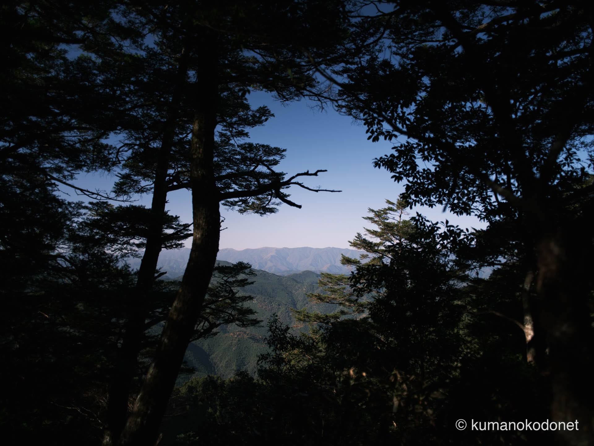 標高の高い地点から望む山並み