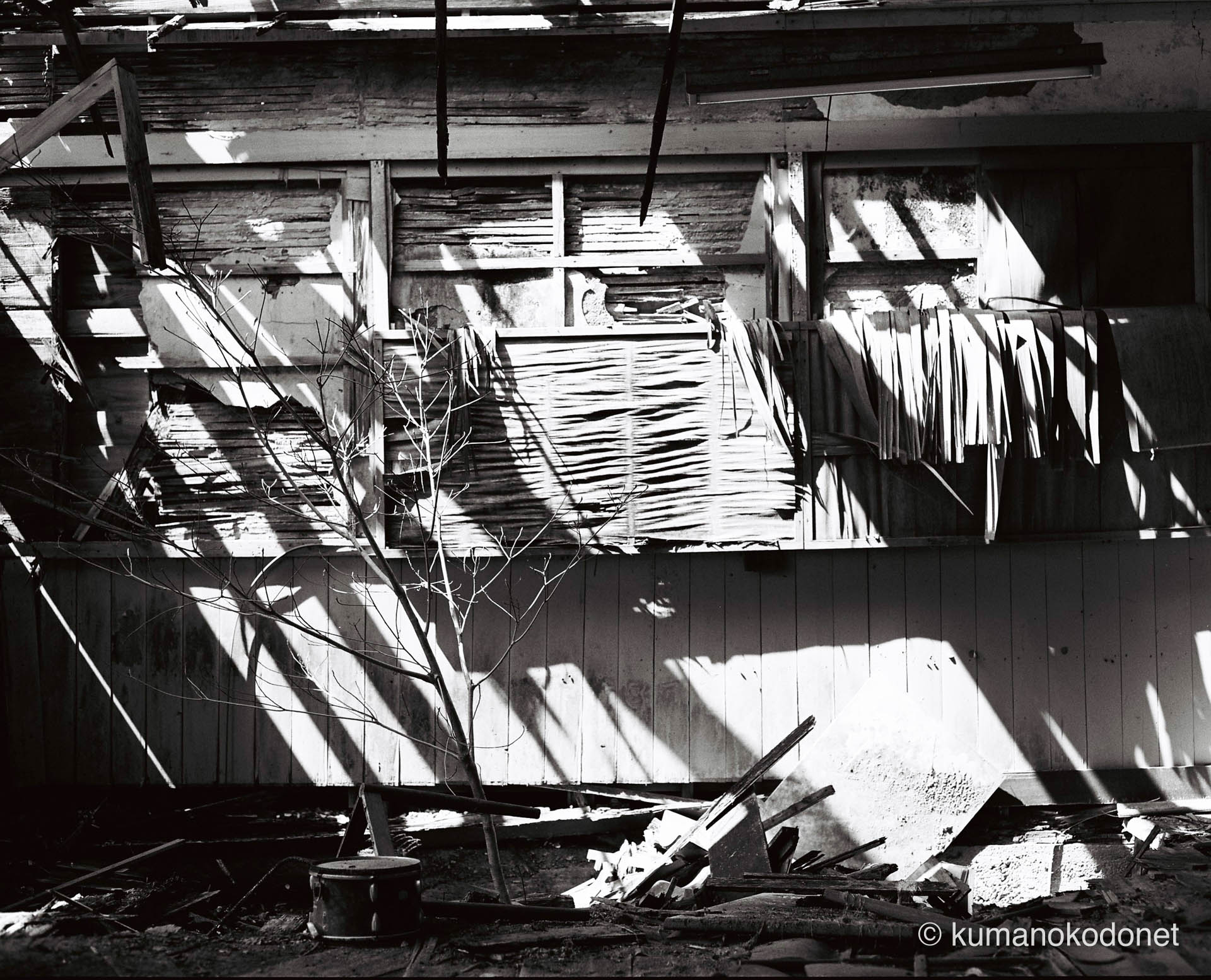 和歌山県新宮市の廃墟に射し込む光と影。中判フィルムカメラ ペンタックス PENTAX 67II とレンズ smc PENTAX67 105mm F2.4、コダック Kodak Tri-X(トライX)が描き出すモノクロームの質感を表現。| Shingu, Wakayama | 2021
