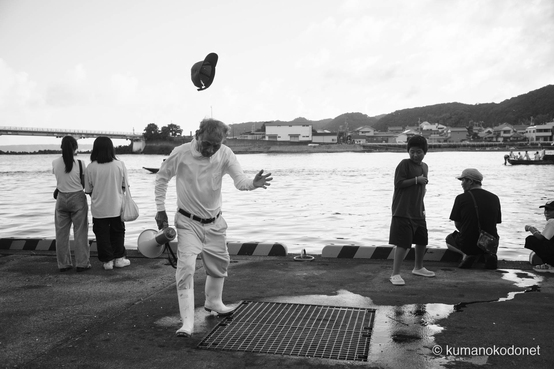 河内祭りの櫂伝馬競漕。観戦中、風で帽子が飛ばされた瞬間の躍動感あふれる一幕。| Kozagawa, Wakayama | SONY α7 | 2025