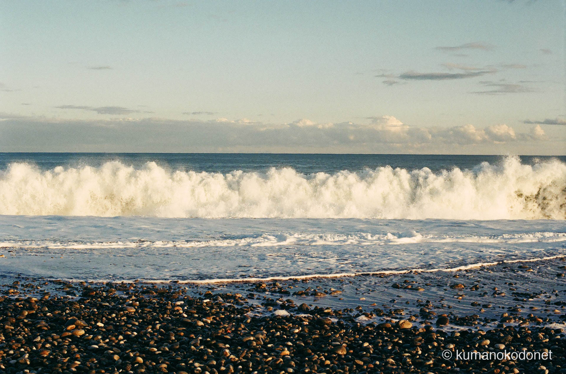 夕日に照らされ、黄金色に輝く新宮市・大浜の波。フィルムが描き出す柔らかな光の階調。｜ Ohama, Shingu, Wakayama ｜ Kodak Portra 400 ｜ 2021