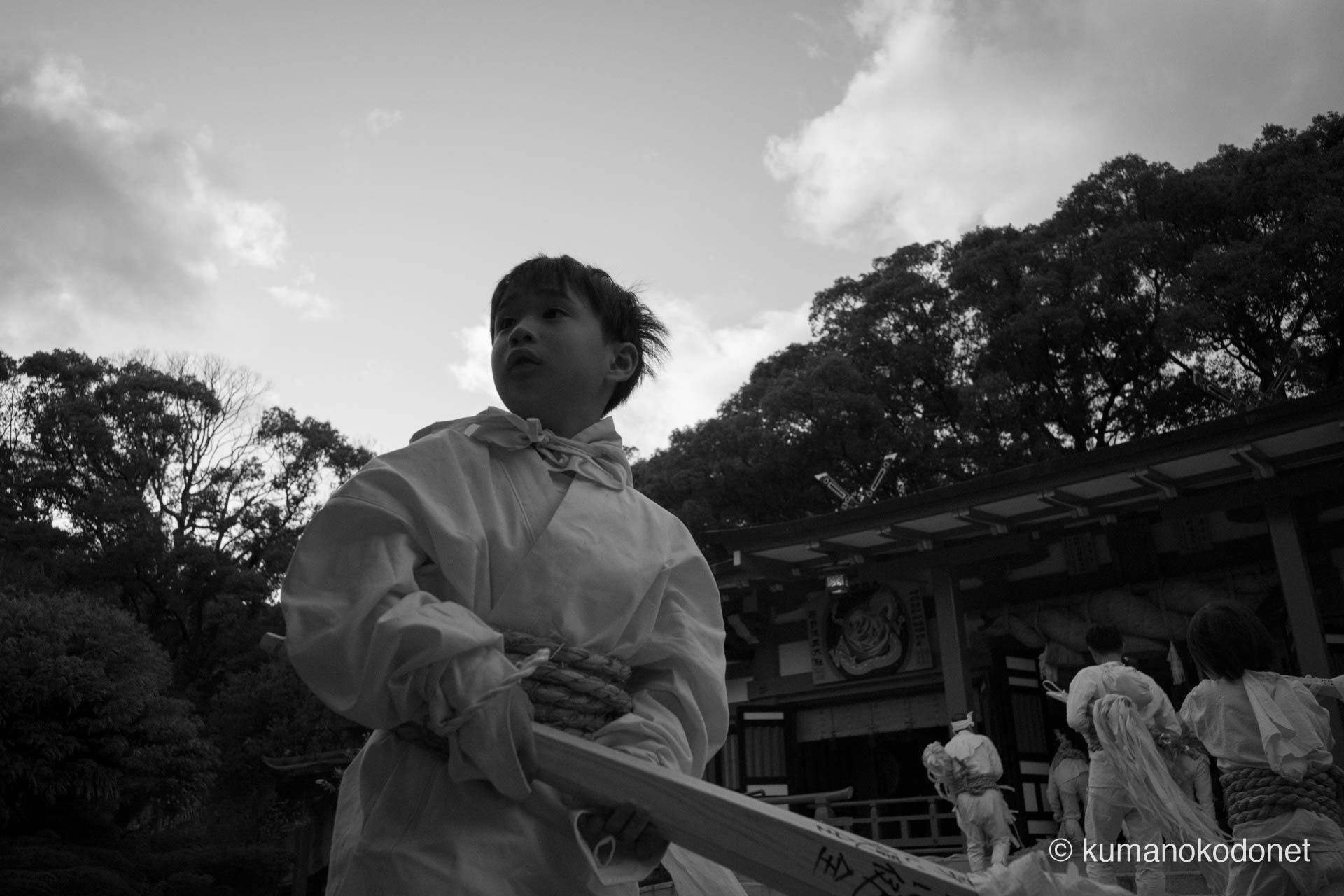 白装束に太い荒縄を締めた幼き上り子