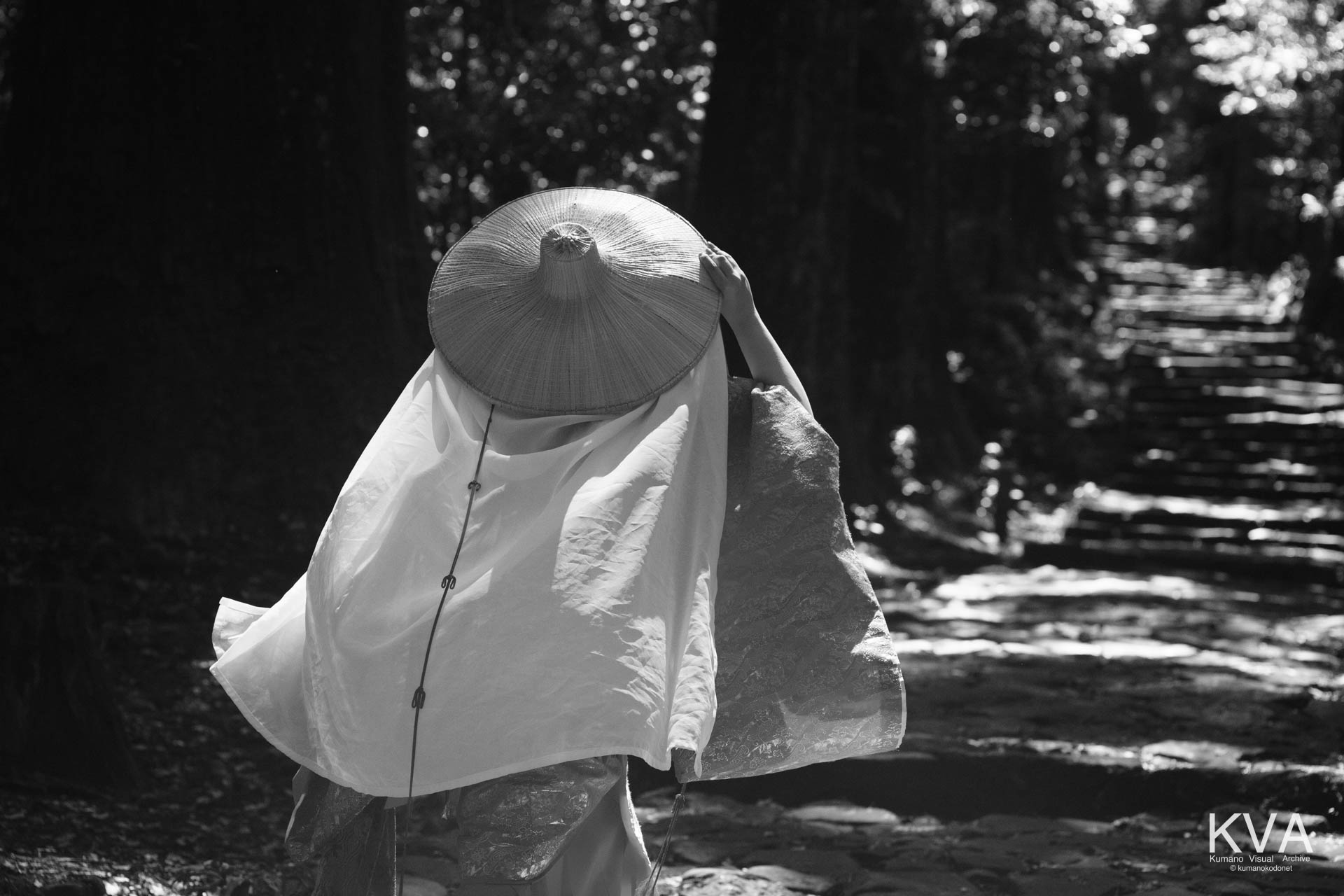 平安衣装を身に纏い石畳を登る参拝者