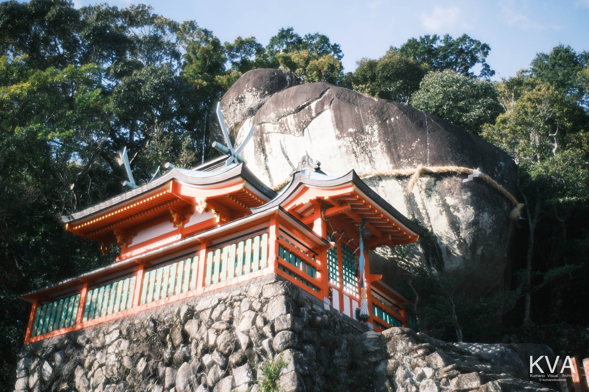 神倉神社の社殿と、ヒキガエルに似た形の御神体ゴトビキ岩