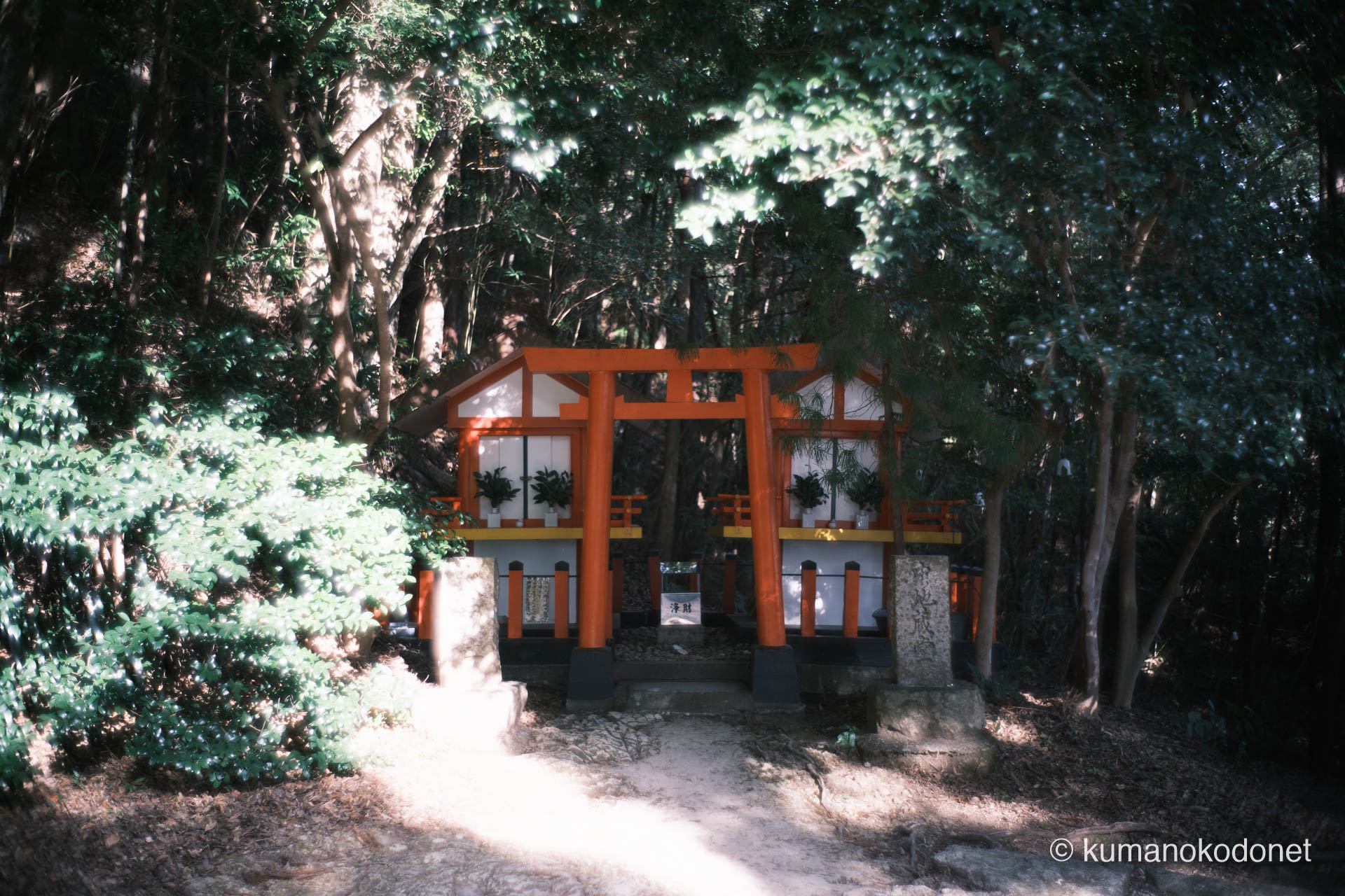 石段中腹に鎮座する火神社の祠