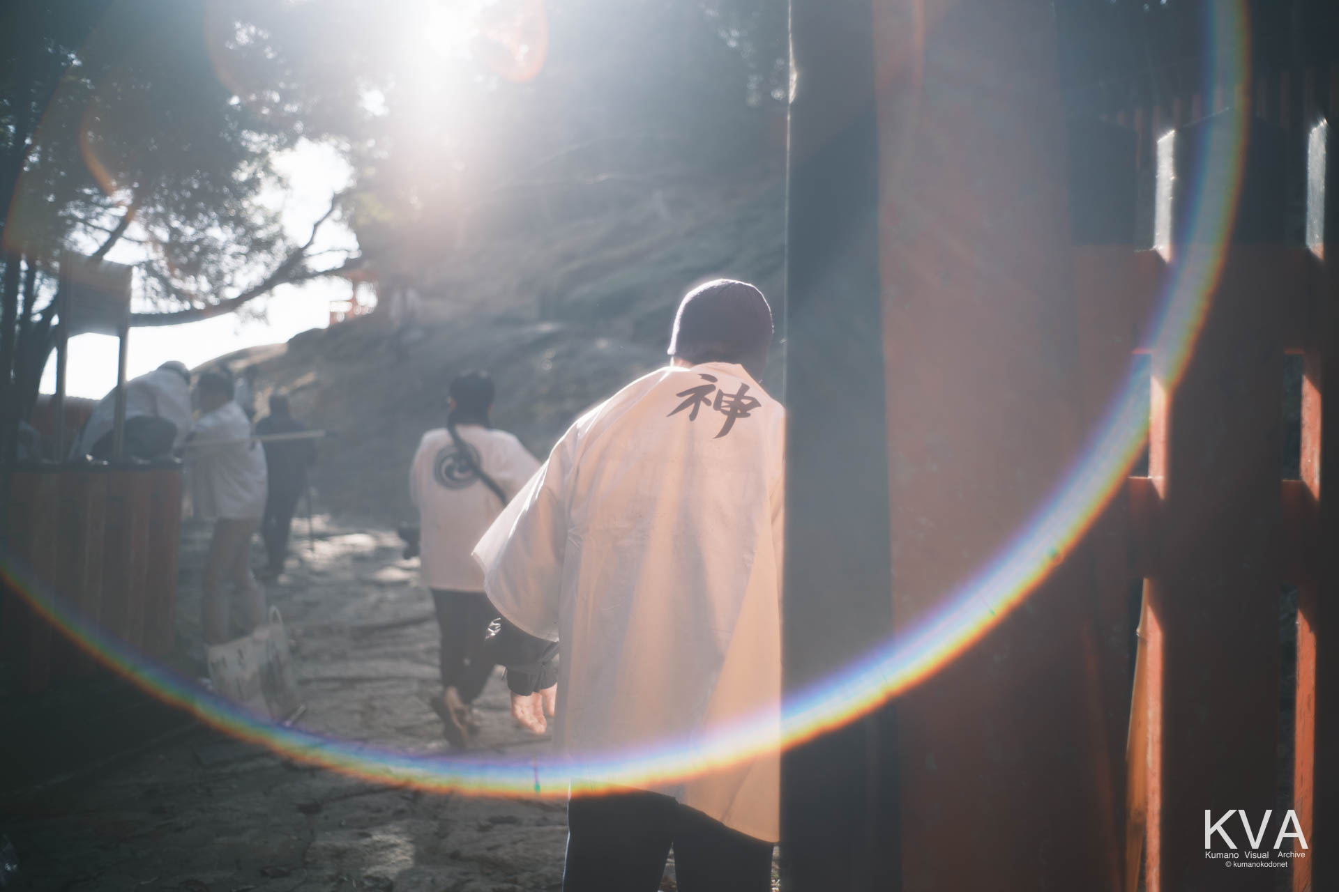 お燈まつり前に境内を清掃する神倉神社奉賛会