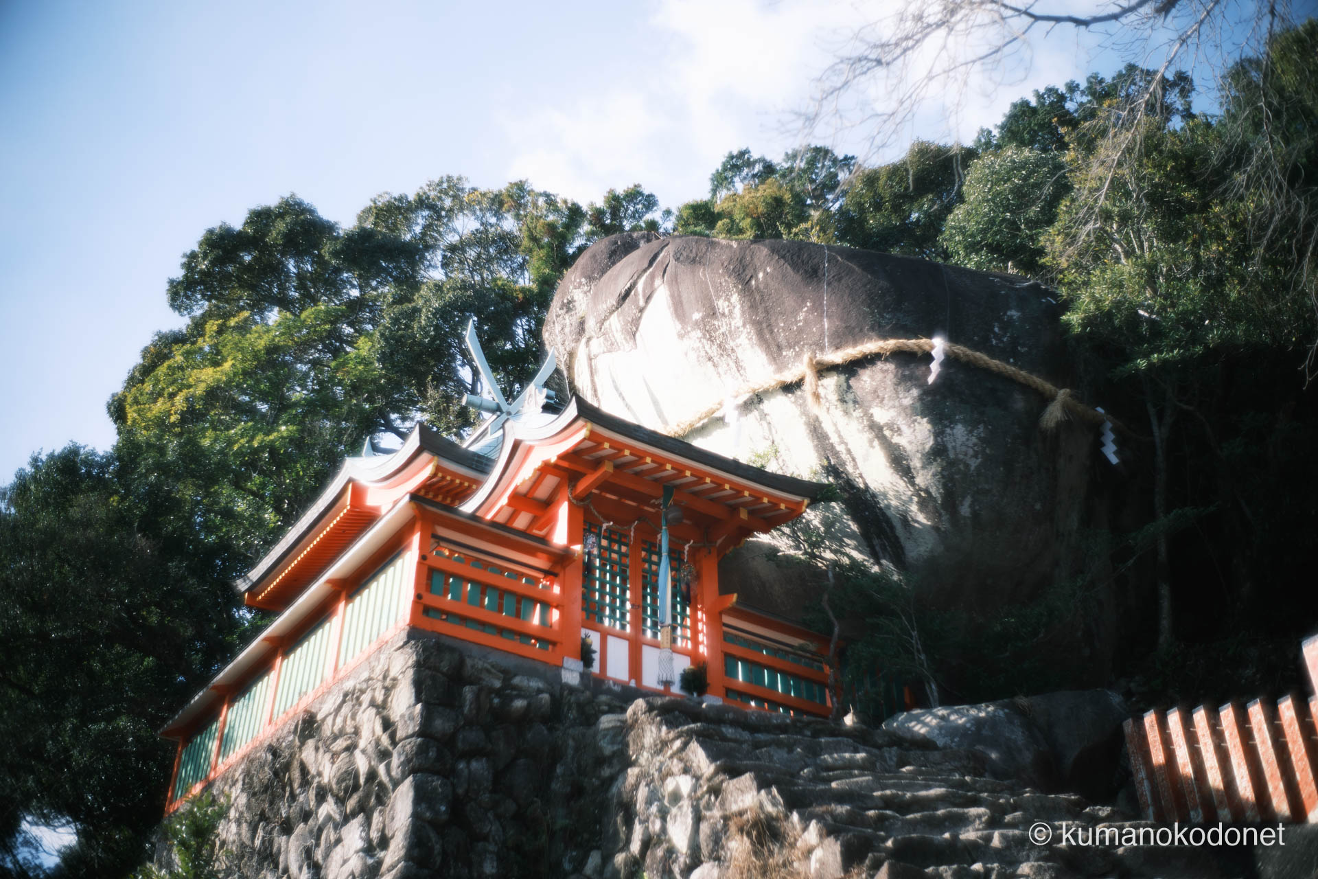 断崖にせり出すように立つアカネ色の社殿。背景の巨石と調和する、熊野の根源的な力。新宮市にて。 | Kamikura Jinja, Shingu, Wakayama | GFX Classic Neg. | 2026