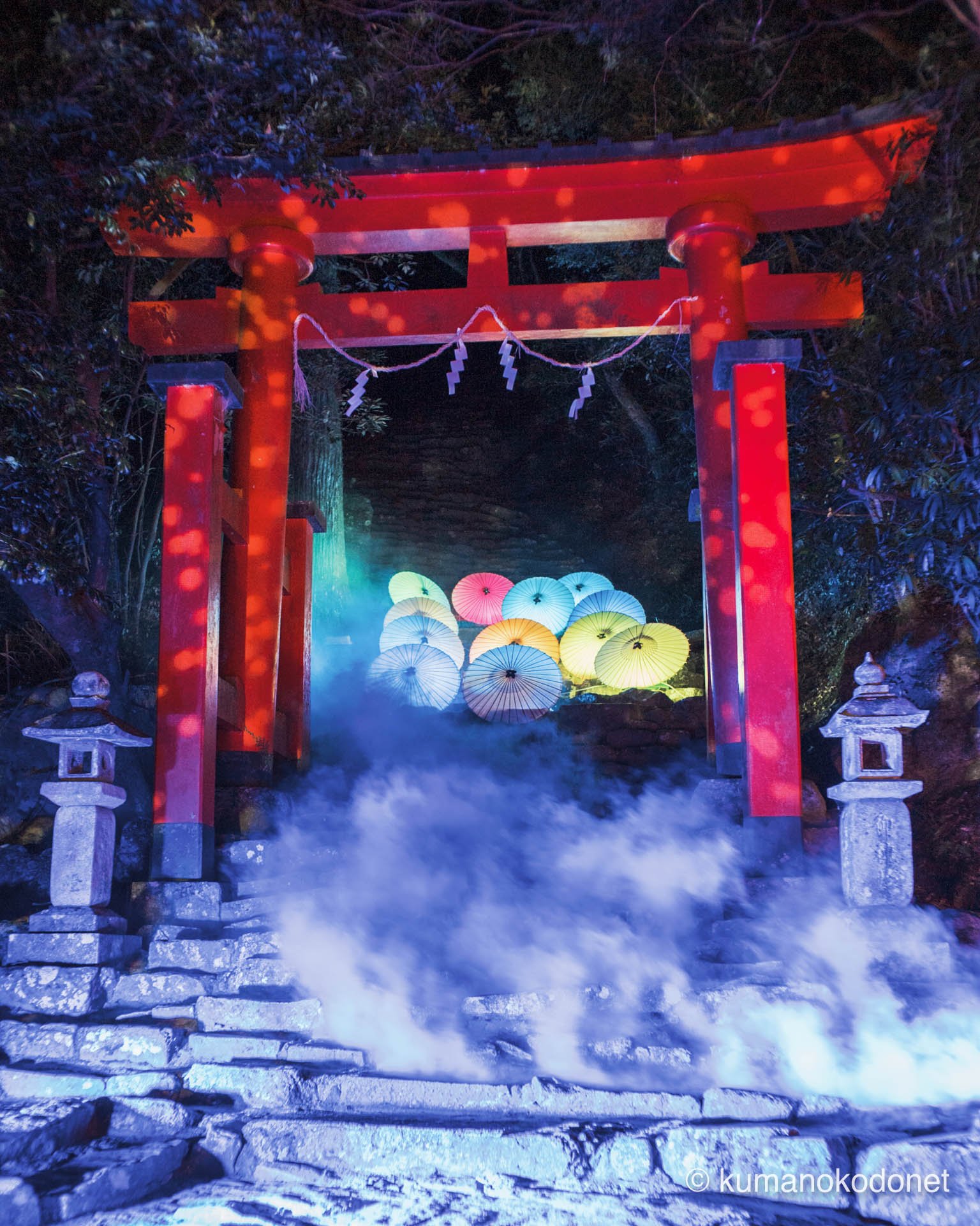 夜の石段を彩る和傘の灯り