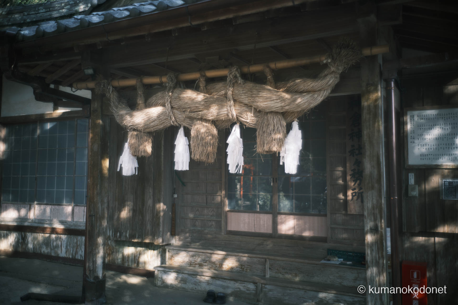 社務所の軒下に下がる、太く編み込まれた立派なしめ縄の細部。｜ Kamikura Jinja, Shingu, Wakayama ｜ FUJIFILM GFX Classic Neg. ｜ 2026