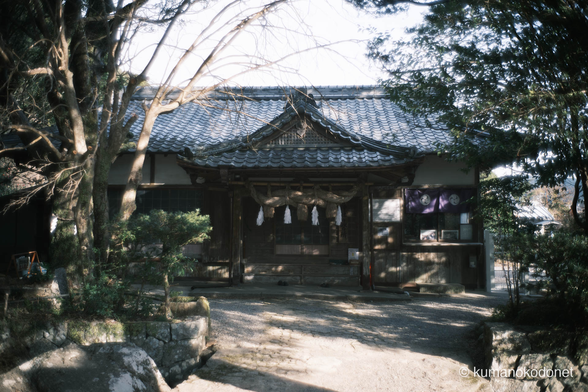 朝の陽光が壁面を照らす社務所