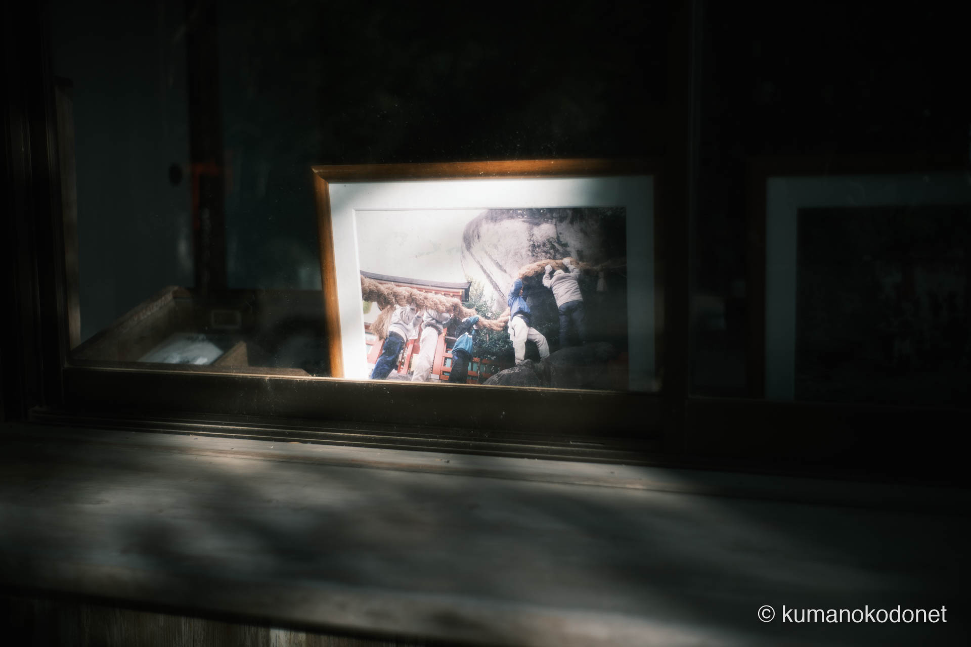 社務所に飾られた、お燈祭りのしめ縄張り替えを記録した写真。｜ Kamikura Jinja, Shingu, Wakayama ｜ FUJIFILM GFX Classic Neg. ｜ 2026