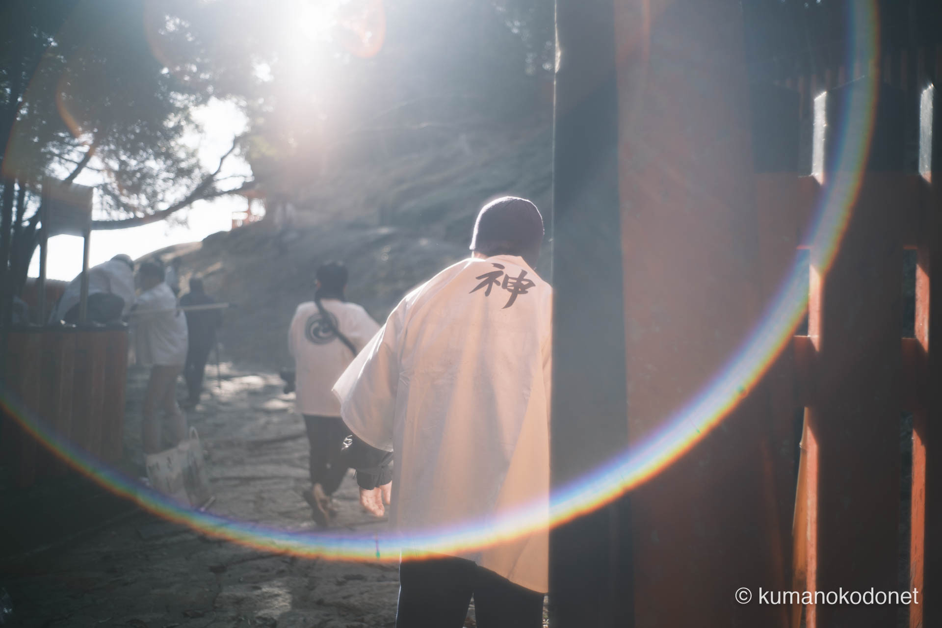 「神」を背負い、掃除の手を止めてゴトビキ岩を仰ぐ後ろ姿。畏敬が宿る祈りの一瞬。新宮市にて。 | Kamikura Jinja, Shingu, Wakayama | GFX Classic Neg. | 2026