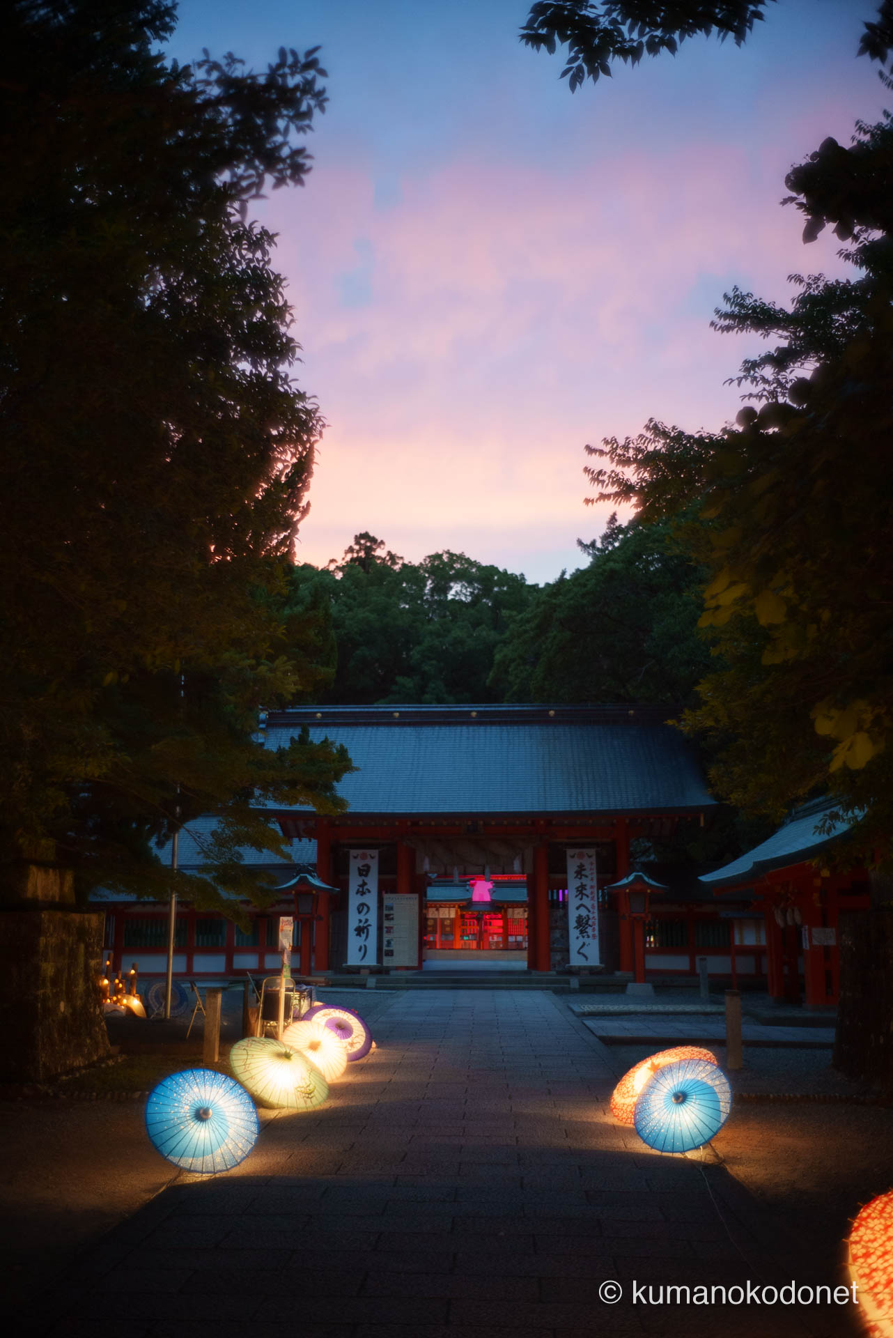 熊野速玉大社での和傘ライトアップ。夕暮れ時の神域を彩る和傘の灯りを記録。