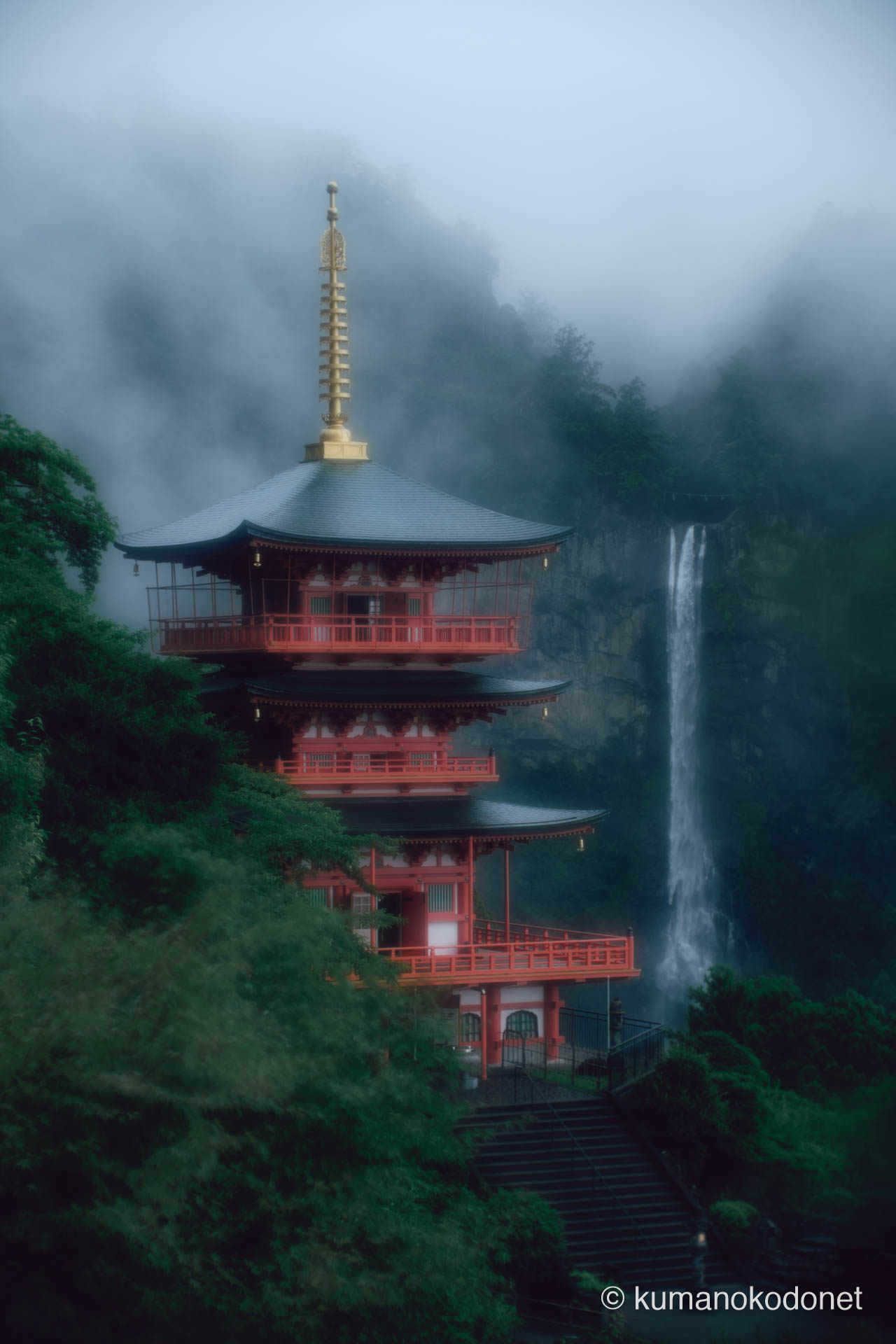 熊野那智大社の三重塔と那智の滝。世界遺産・那智勝浦町の象徴的な造形を、霧に煙る静寂の中で記録。