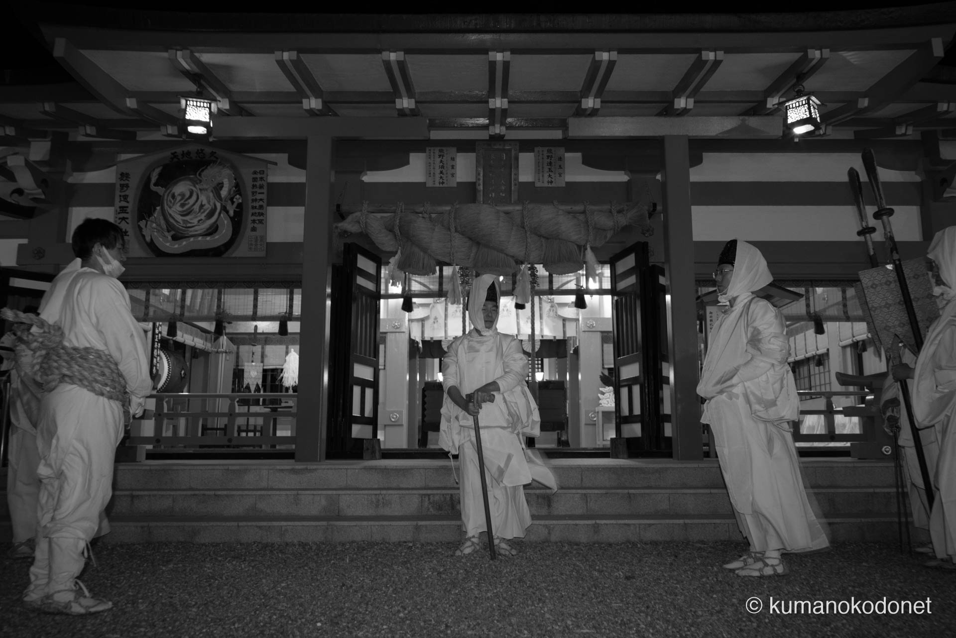 祭りの締めくくりに魂の言葉を贈る速玉大社の宮司。新宮の男たちの心に深く刻まれる言葉を捉えた。新宮市にて。 ｜ Kumano Hayatama Taisha, Shingu, Wakayama ｜ SONY α7 ｜ 2025