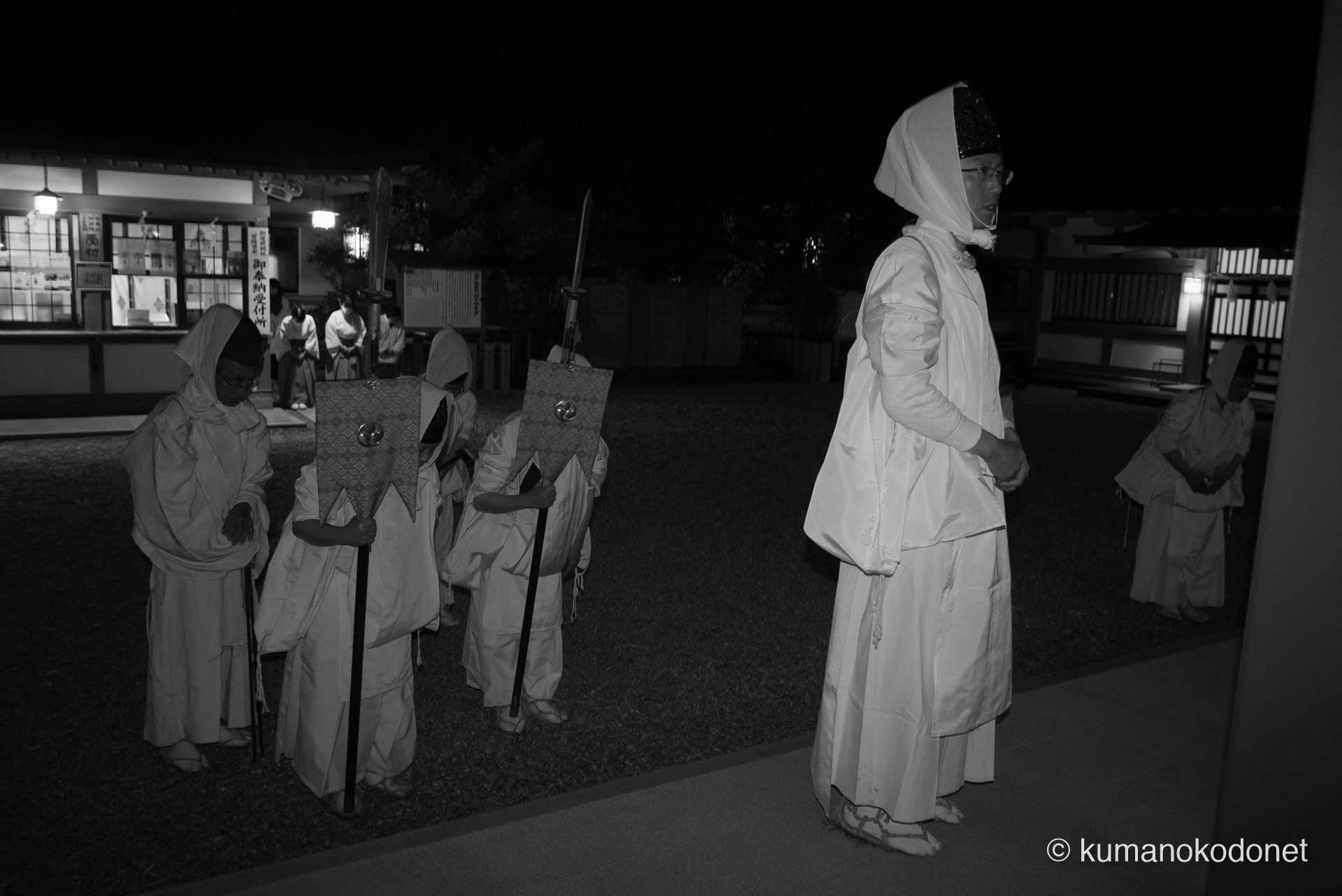 熊野速玉大社に無事帰還した神職たち。大役を果たした後の安堵と静寂が漂う境内。｜ Kumano Hayatama Taisha, Shingu, Wakayama ｜ SONY α7 ｜ 2024