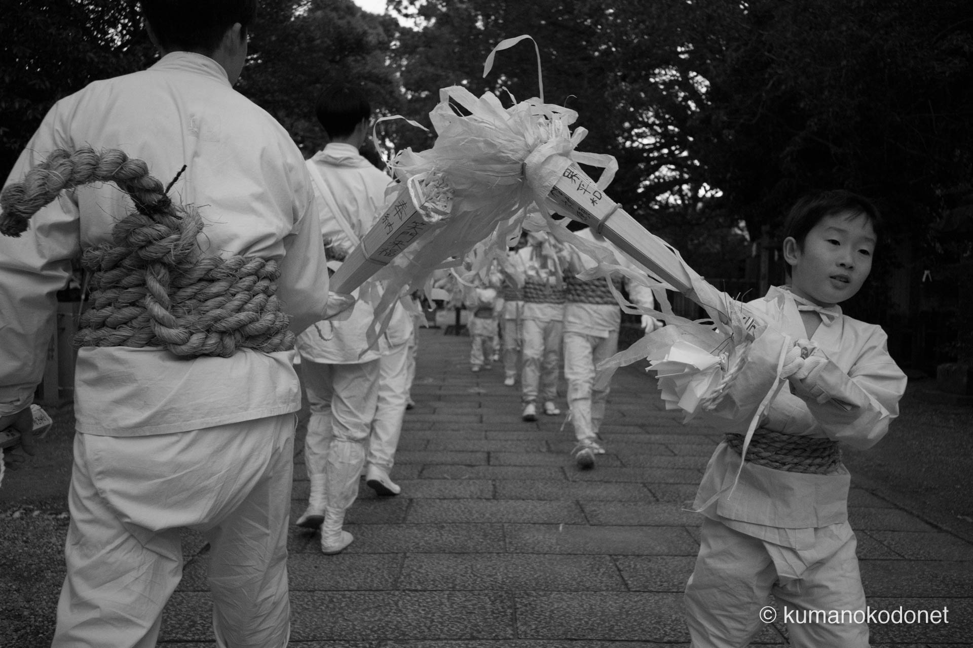 「たのむで〜」と声を掛け合い、松明を交わし魂をぶつけ合う上り子たち。結束を深める火の儀礼。新宮市にて。 ｜ Kumano Hayatama Taisha, Shingu, Wakayama ｜ SONY α7 ｜ 2025