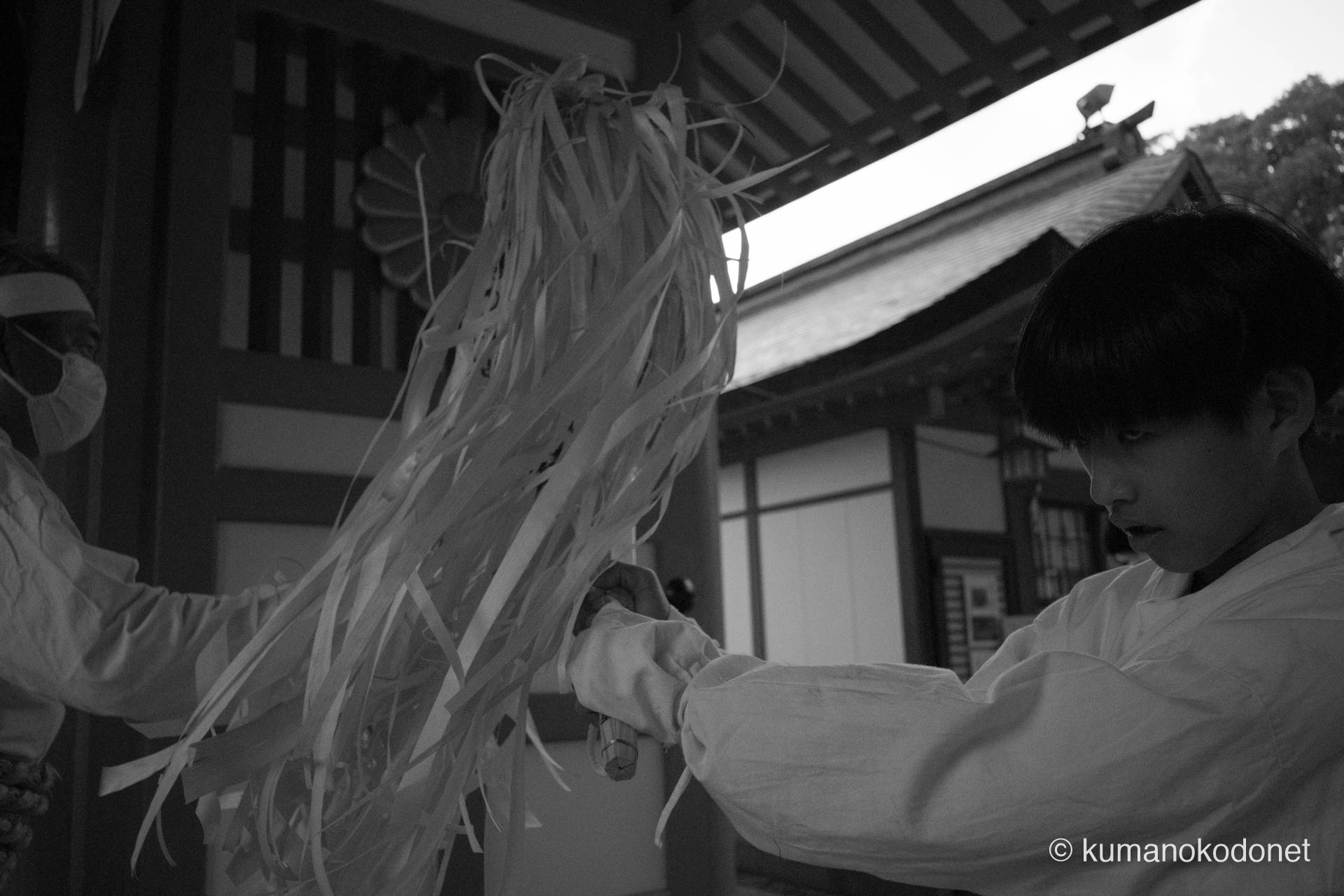 松明を激しく打ち合わせる新宮の男たち。ぶつかり合う木々の音と、火の絆を確かめ合う勇姿を捉えた。新宮市にて。 ｜ Kumano Hayatama Taisha, Shingu, Wakayama ｜ SONY α7 ｜ 2025