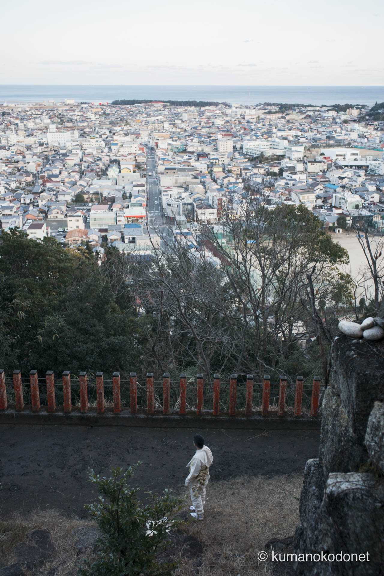 神倉山から新宮の街並みを見下ろす少年の背中。故郷の景色を胸に刻む、幼き日の祈り。｜ Kamikura Jinja, Shingu, Wakayama ｜ SONY α7 ｜ 2024