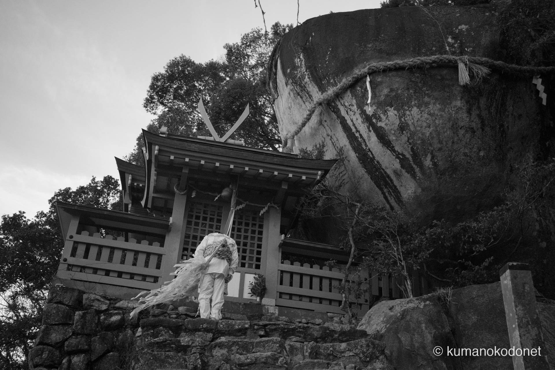 神倉神社の本殿に参拝する少年。ゴトビキ岩の麓で静かに神と向き合う聖なる時間を写し出す。新宮市にて。 ｜ Kamikura Jinja, Shingu, Wakayama ｜ SONY α7 ｜ 2024