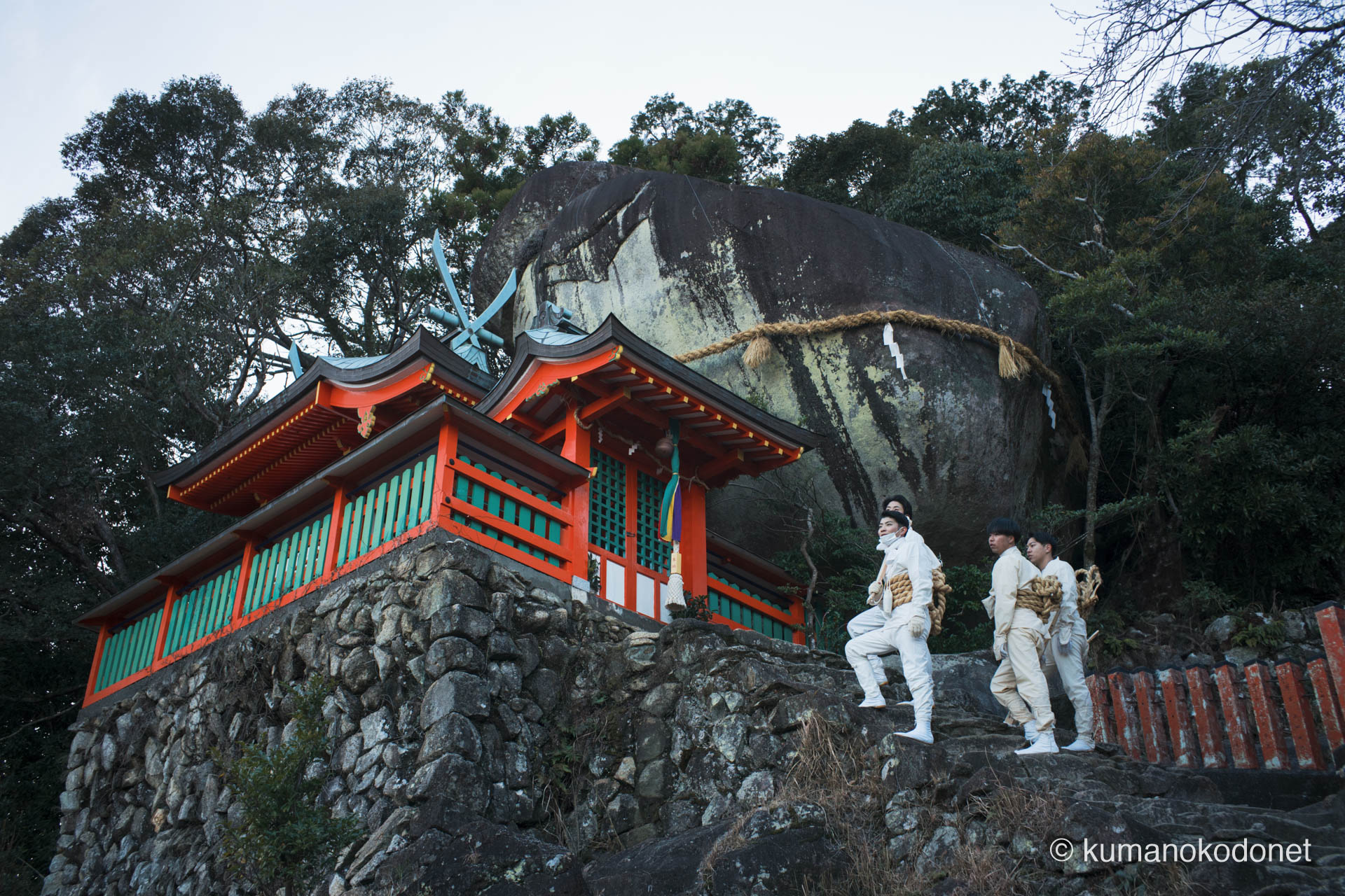 神倉山から眼下に広がる新宮市内を望む少年たち。祭りの喧騒を前に、静かに街を見守る。｜ Kamikura Jinja, Shingu, Wakayama ｜ SONY α7 ｜ 2024