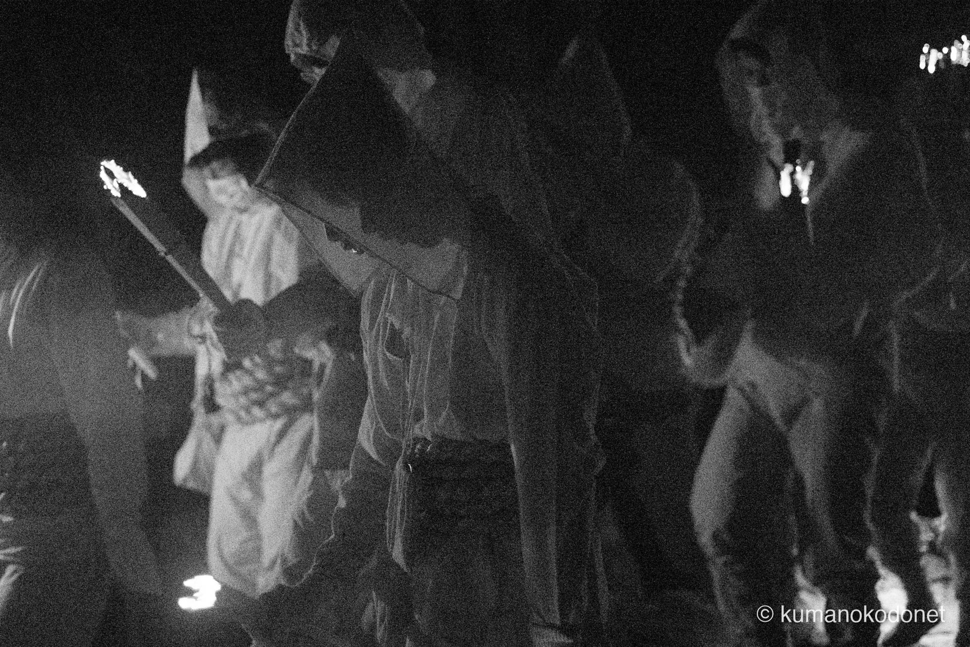 松明を掲げ、ゆっくりと石段を下りていく光の列。神倉山の夜を照らす幻想的な祈りの灯火。｜ Kamikura Jinja, Shingu, Wakayama ｜ SONY α7 ｜ 2025