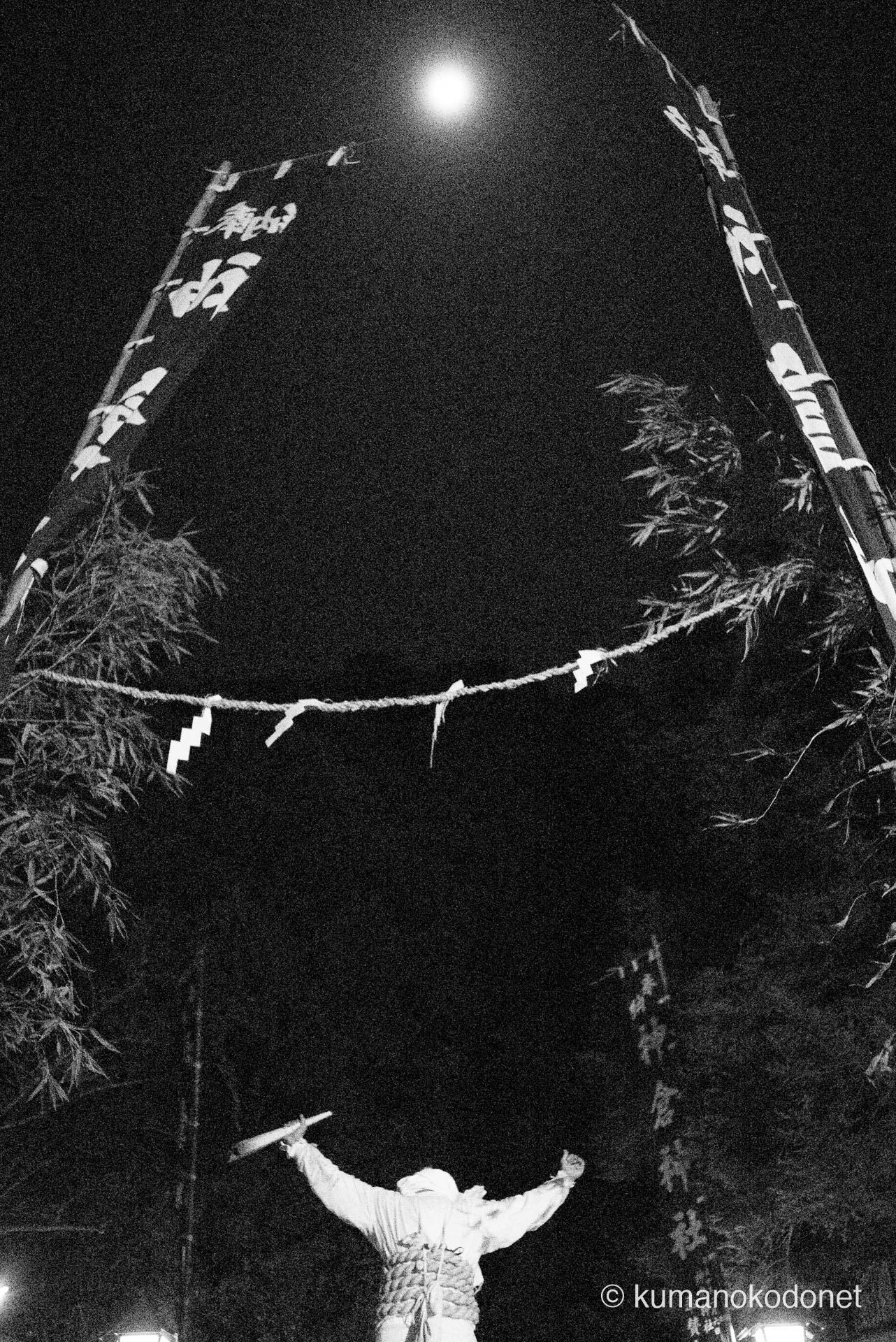 祭りを終え、神倉山で天を仰ぐ若き上り子。静寂の中で達成感を噛み締める、至高の一瞬。新宮市にて。 ｜ Kamikura Jinja, Shingu, Wakayama ｜ SONY α7 ｜ 2025