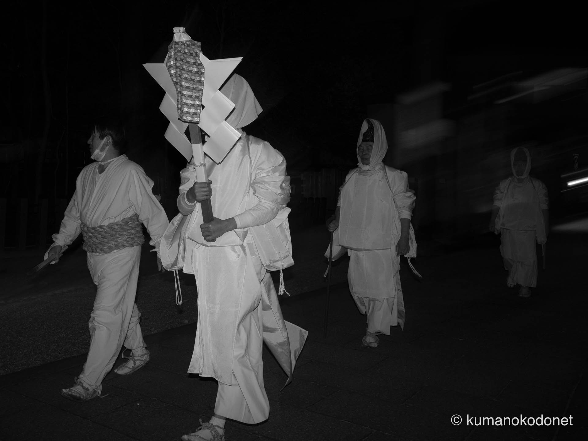神事を終え、神倉山から降りてきた速玉大社の神職たち。厳粛な空気感を纏った夜の帰還を捉えた。新宮市にて。 ｜ Kamikura Jinja, Shingu, Wakayama ｜ SONY α7 ｜ 2024