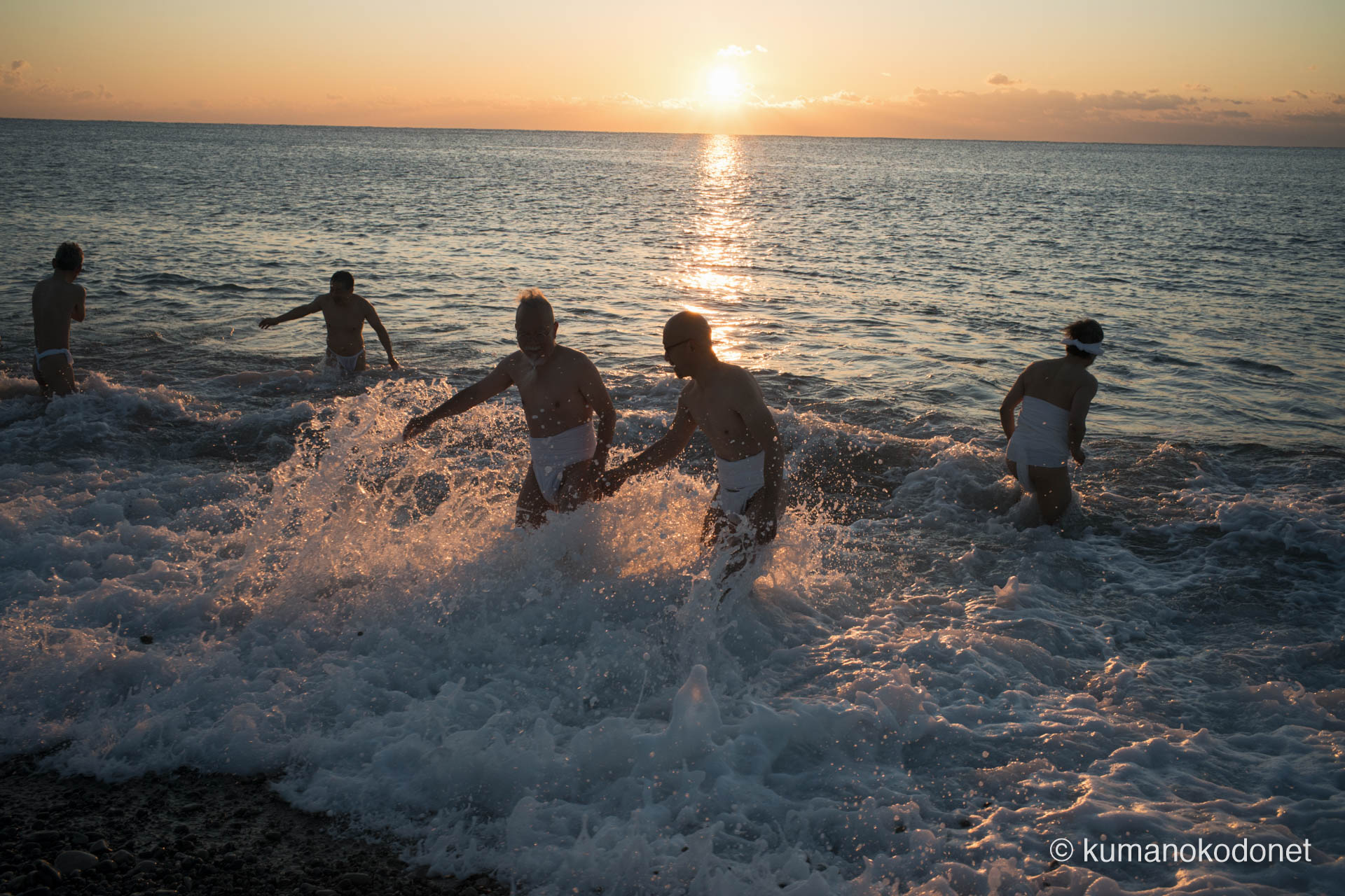 禊を終えて海から上がる上り子の表情。達成感と寒さが入り混じる、祭りのリアルな横顔を写し出した。新宮市にて。 ｜ Oujigahama, Shingu, Wakayama ｜ SONY α7 ｜ 2025