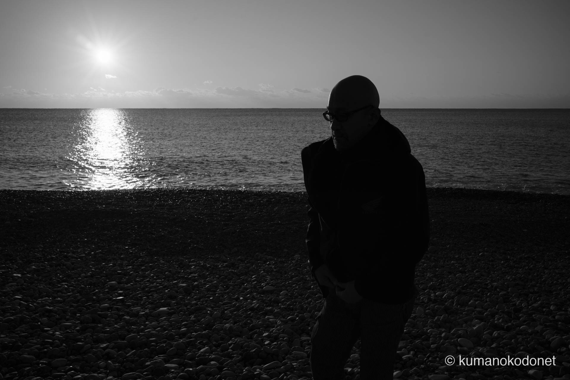 禊を終え私服で佇む上り子のシルエット。朝光の中で日常へと帰還する穏やかな一歩を写し出す。新宮市にて。 ｜ Oujigahama, Shingu, Wakayama ｜ SONY α7 ｜ 2025