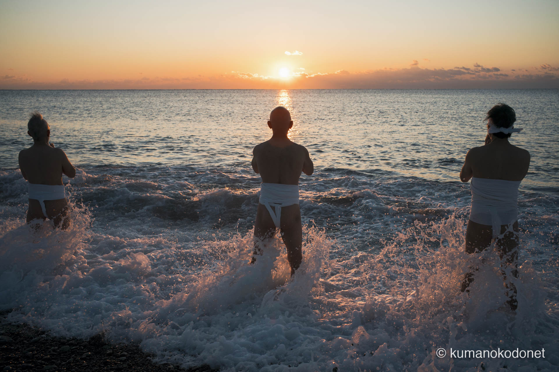 真冬の熊野灘へその身を投じる。砕ける飛沫を上げ、魂の芯までを浄化する、凄絶な禊の情景。新宮市にて。 ｜ Oujigahama, Shingu, Wakayama ｜ SONY α7 ｜ 2025