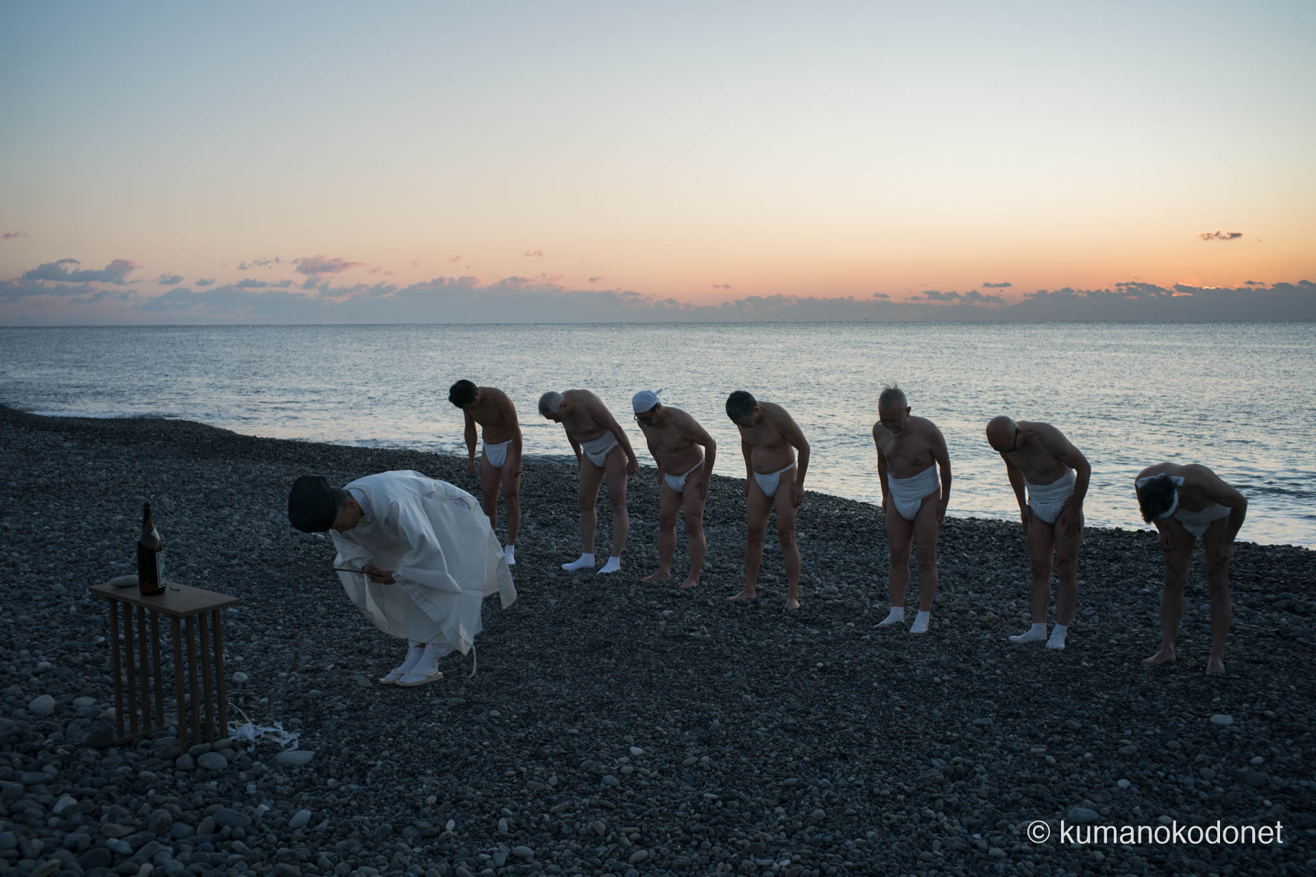 荒波に背を向け、深く祈りを捧げる上り子たち。心身の罪穢れを洗い流す潮垢離の瞬間。｜ Oujigahama, Shingu, Wakayama ｜ SONY α7 ｜ 2025