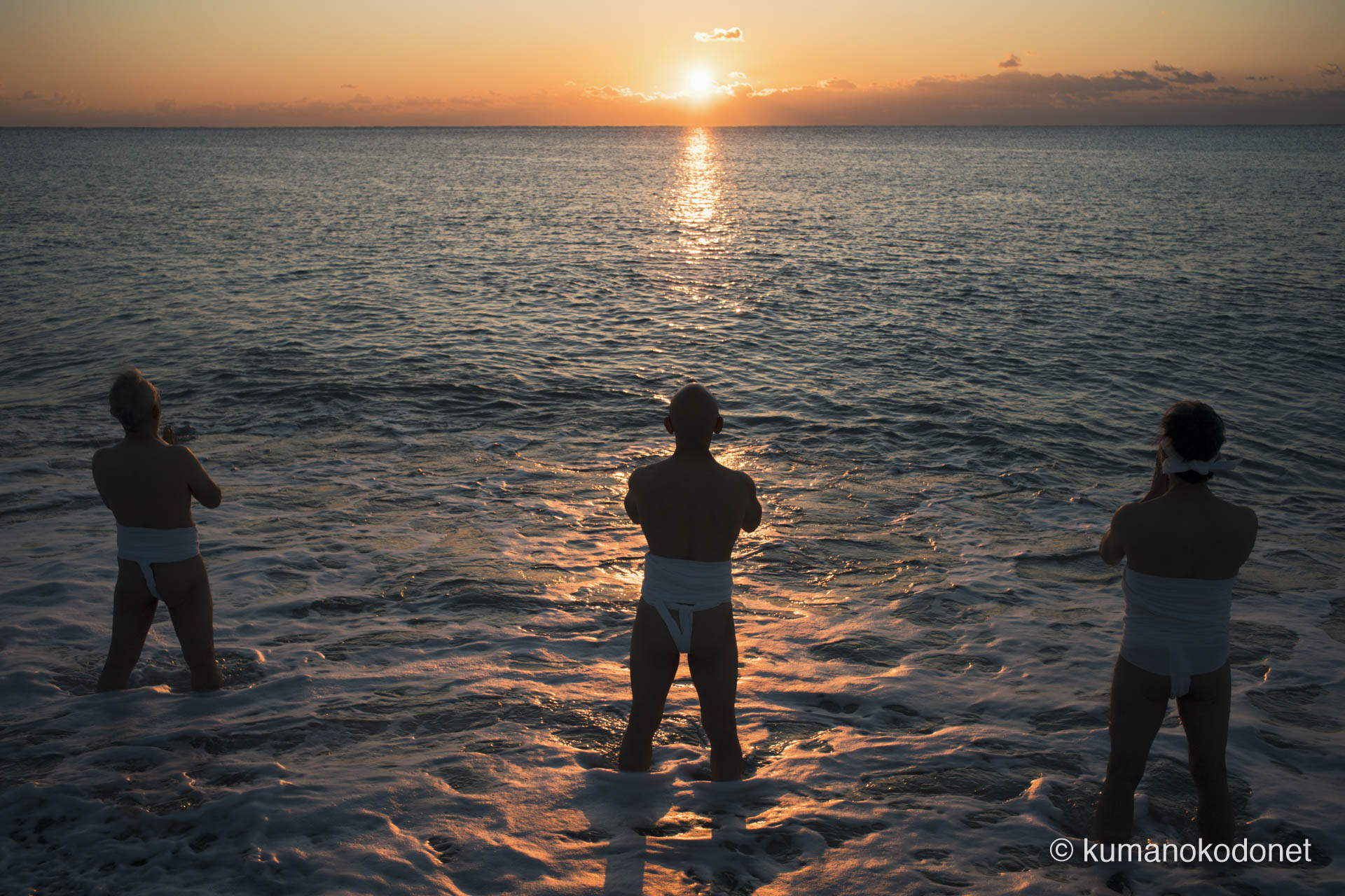 荒れ狂う波に身を任せ、禊を完遂する上り子。自然の猛威の中で神聖な火を待つ器となる。｜ Oujigahama, Shingu, Wakayama ｜ SONY α7 ｜ 2025