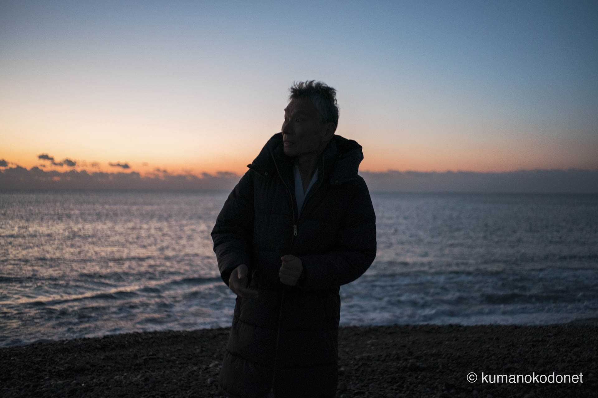 禊を司る斎主の自然体な表情。冷気の中で研ぎ澄まされた、神事への覚悟が宿るポートレート。｜ Oujigahama, Shingu, Wakayama ｜ SONY α7 ｜ 2025