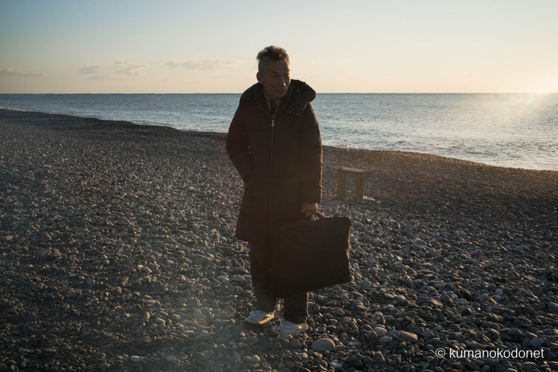 禊を終え、私服へと着替えた斎主。儀式を終えた後の安堵と日常が戻る瞬間の空気感。｜ Oujigahama, Shingu, Wakayama ｜ SONY α7 ｜ 2025