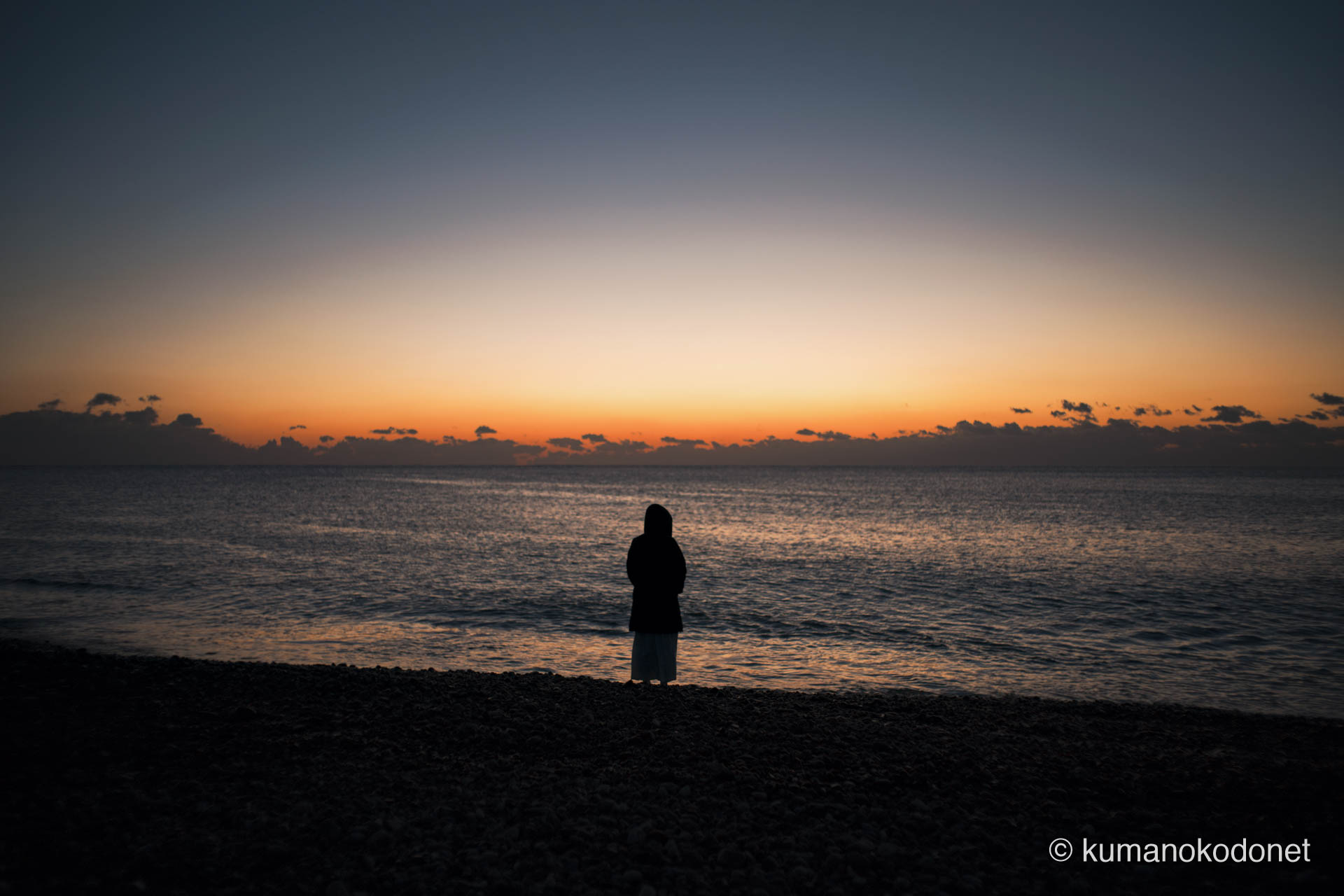 夜明け前の王子ヶ浜、ひとり海を見つめ禊の時を待つ斎主の背中。波音と静寂が混じり合う夜明けの光景。｜ Oujigahama, Shingu, Wakayama ｜ SONY α7 ｜ 2025