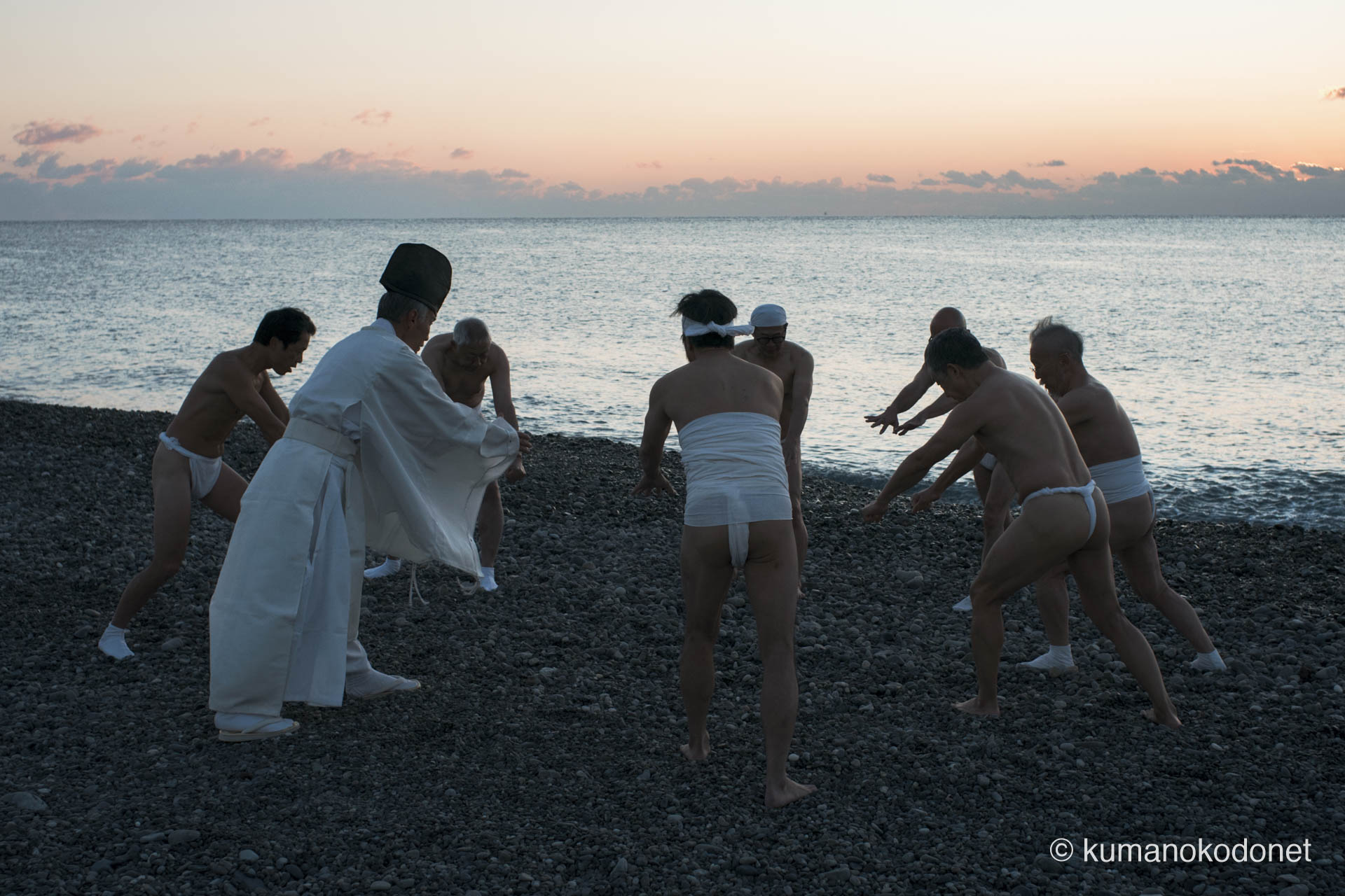 独特の掛け声と共に準備運動をする上り子たち。極寒の海へ挑む直前の高揚感と結束。｜ Oujigahama, Shingu, Wakayama ｜ SONY α7 ｜ 2025