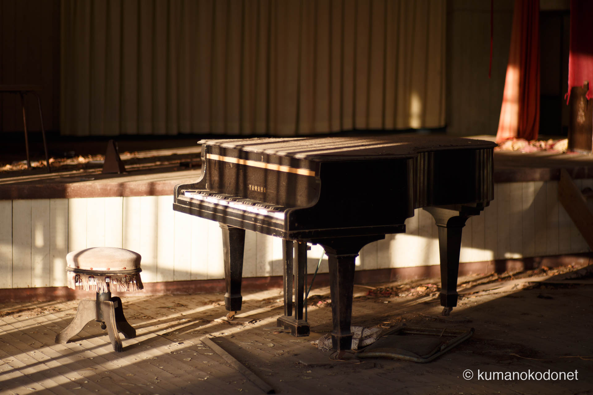 廃校に放置されたグランドピアノと、古びた椅子の記録。長い年月を経て、誰も弾くことのない鍵盤の上に、柔らかな陽光が降り注いでいる。