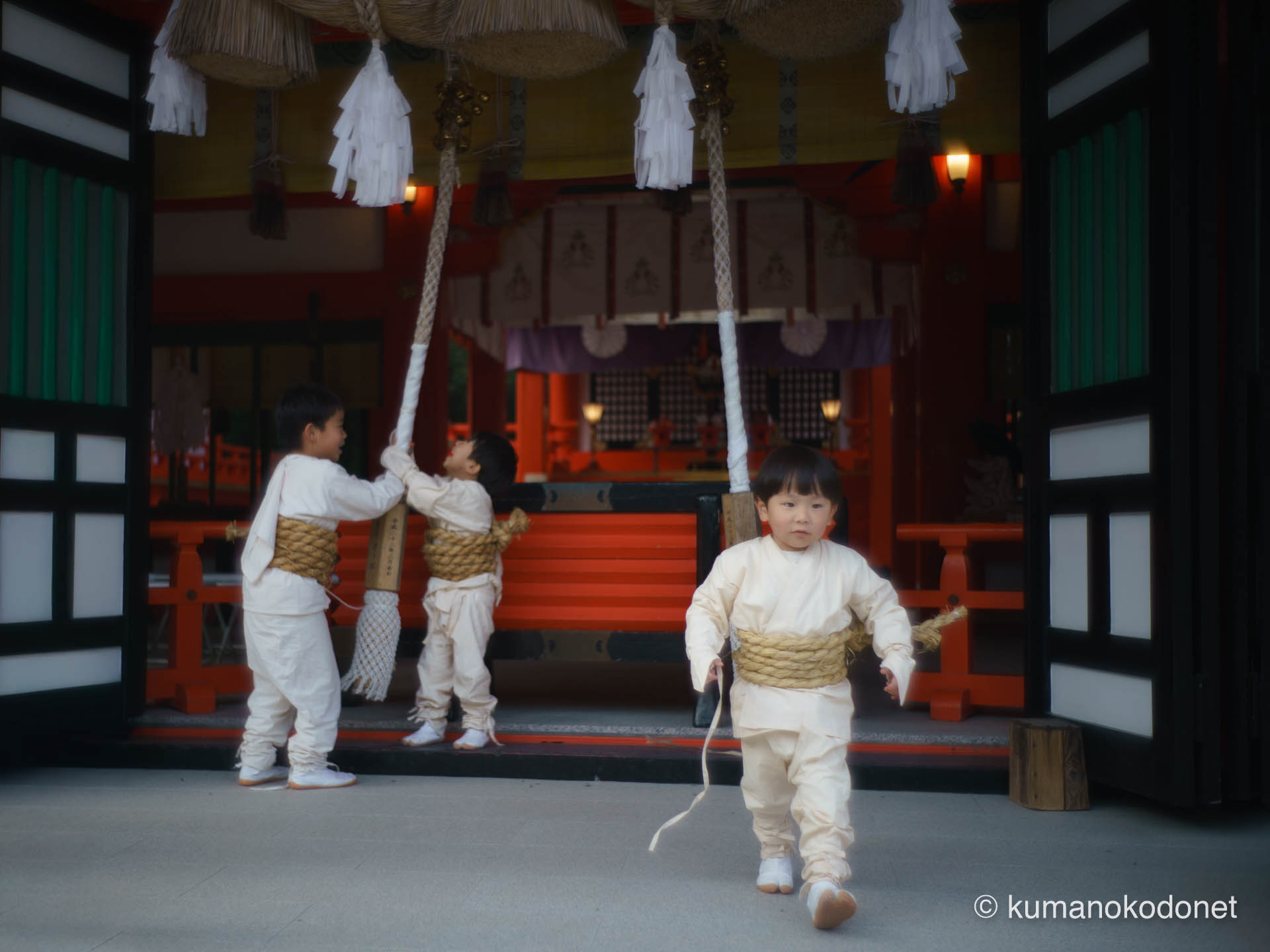 熊野速玉大社の拝殿前、白装束に太縄を巻いた幼い上り子たちの記録。初めての祭りに臨む「初上り」の少年たちが、伝統の重みを背負いながらも無邪気に、力強く歩み出す瞬間の多幸感溢れる記録。 ｜ Kumano Hayatama Taisha, Shingu, Wakayama ｜ SONY α7 ｜ 2026