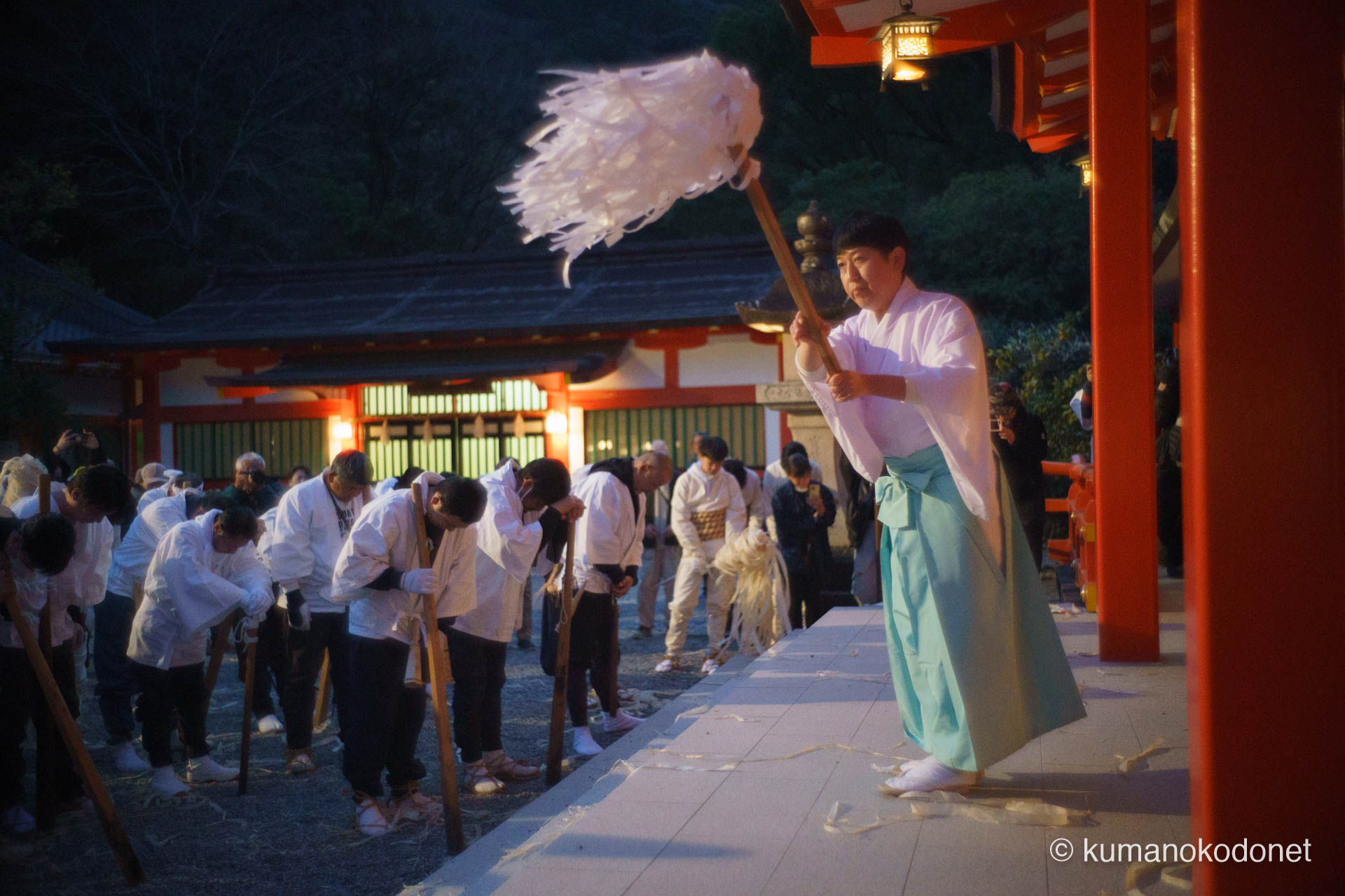 熊野速玉大社の境内で、神事の開始を前に神職からお祓いを受ける神倉青年団員たちの姿。祭りを司る介釈としての重責を担う男たちが、深く頭を垂れて心身を清める、静謐な緊張感に包まれたお燈祭りのワンシーン。 ｜ Kumano Hayatama Taisha, Shingu, Wakayama ｜ SONY α7 ｜ 2026