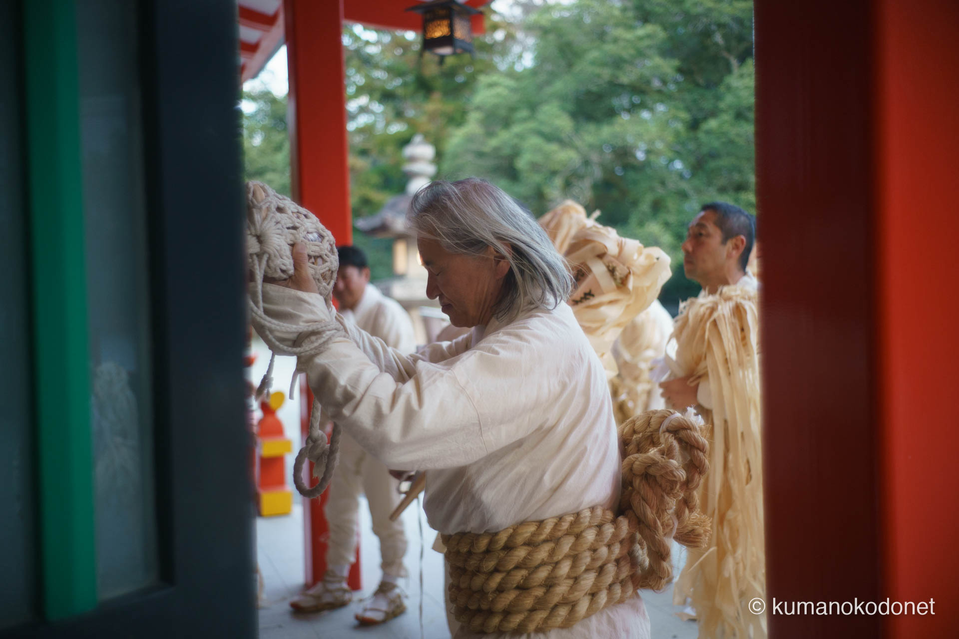 熊野速玉大社の拝殿前、法螺貝を両手で捧げ持ち、静かに目を閉じて参拝する中年の上り子の横顔。白髪の混じる横顔に宿る深い静寂と、神事に臨む前の研ぎ澄まされた精神が、新宮の伝統の奥深さを物語る情景。 ｜ Kumano Hayatama Taisha, Shingu, Wakayama ｜ SONY α7 ｜ 2026
