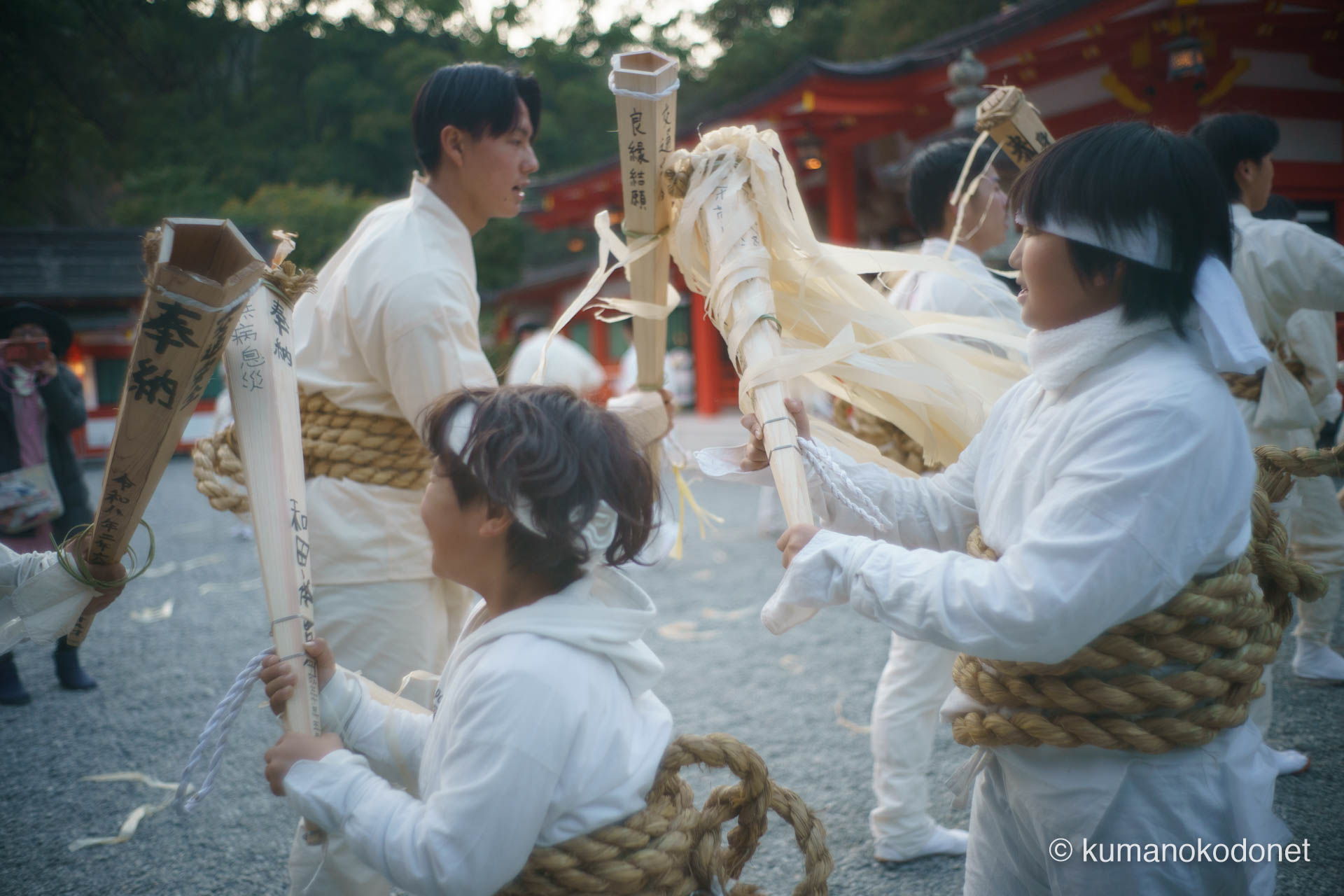 熊野速玉大社の境内で、奉納松明の先を静かに突き合わせ、魂を交感させる二人の上り子の情景。小さな上り子が差し出す純粋な決意を、年長の上り子が真っ直ぐな眼差しで受け止める、新宮の男たちが火を通じて結ばれる情熱的な一瞬。 ｜ Kumano Hayatama Taisha, Shingu, Wakayama ｜ SONY α7 ｜ 2026